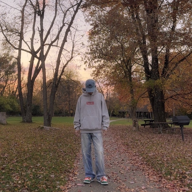 Supreme Inside Out Box Logo Hooded Sweatshirt Heather Grey - 23SS, Supreme x Burberry Denim 6-Panel Washed Blue - 22SS 착용 스타일 - 1