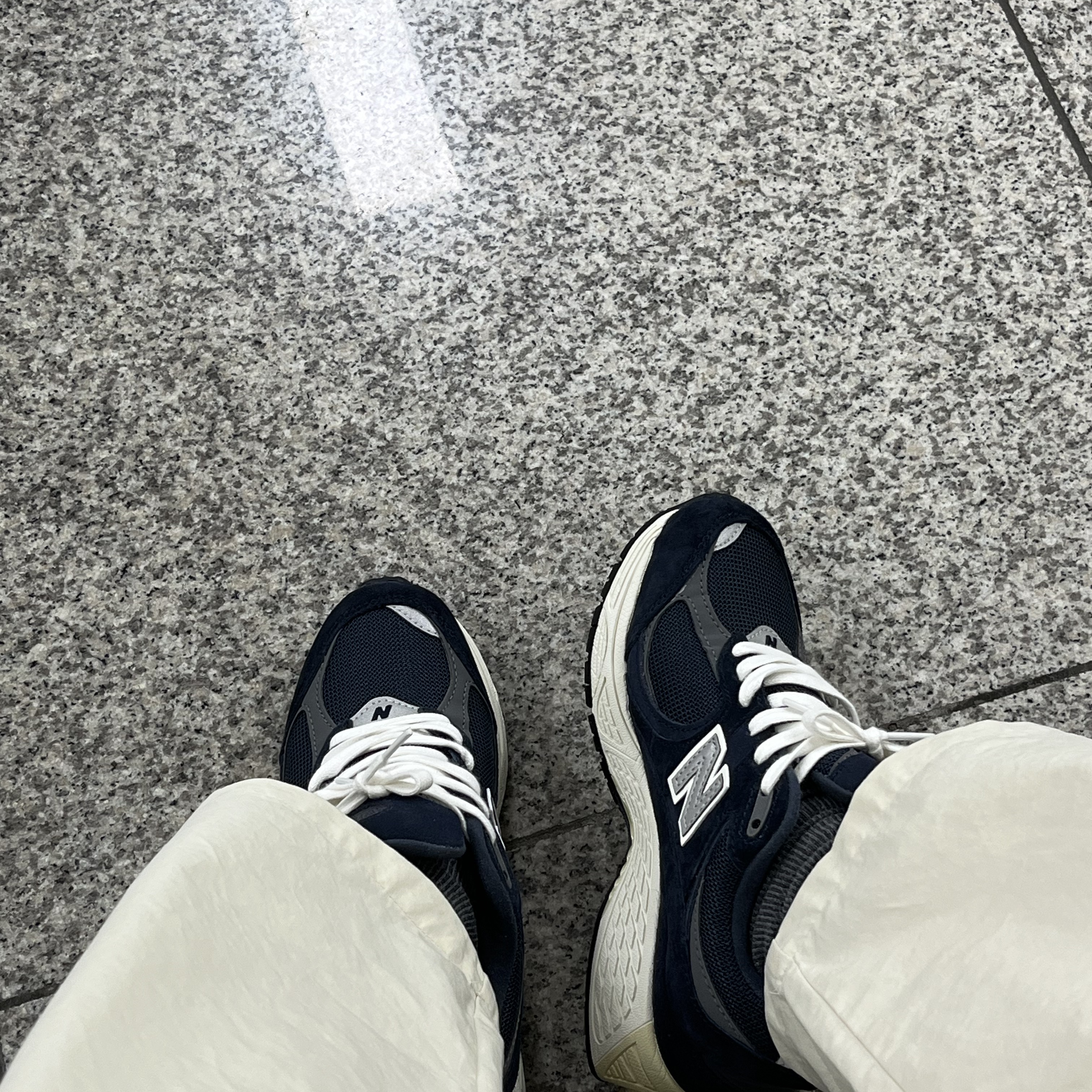 New Balance 2002R Eclipse Castlerock 착용 스타일 - 2