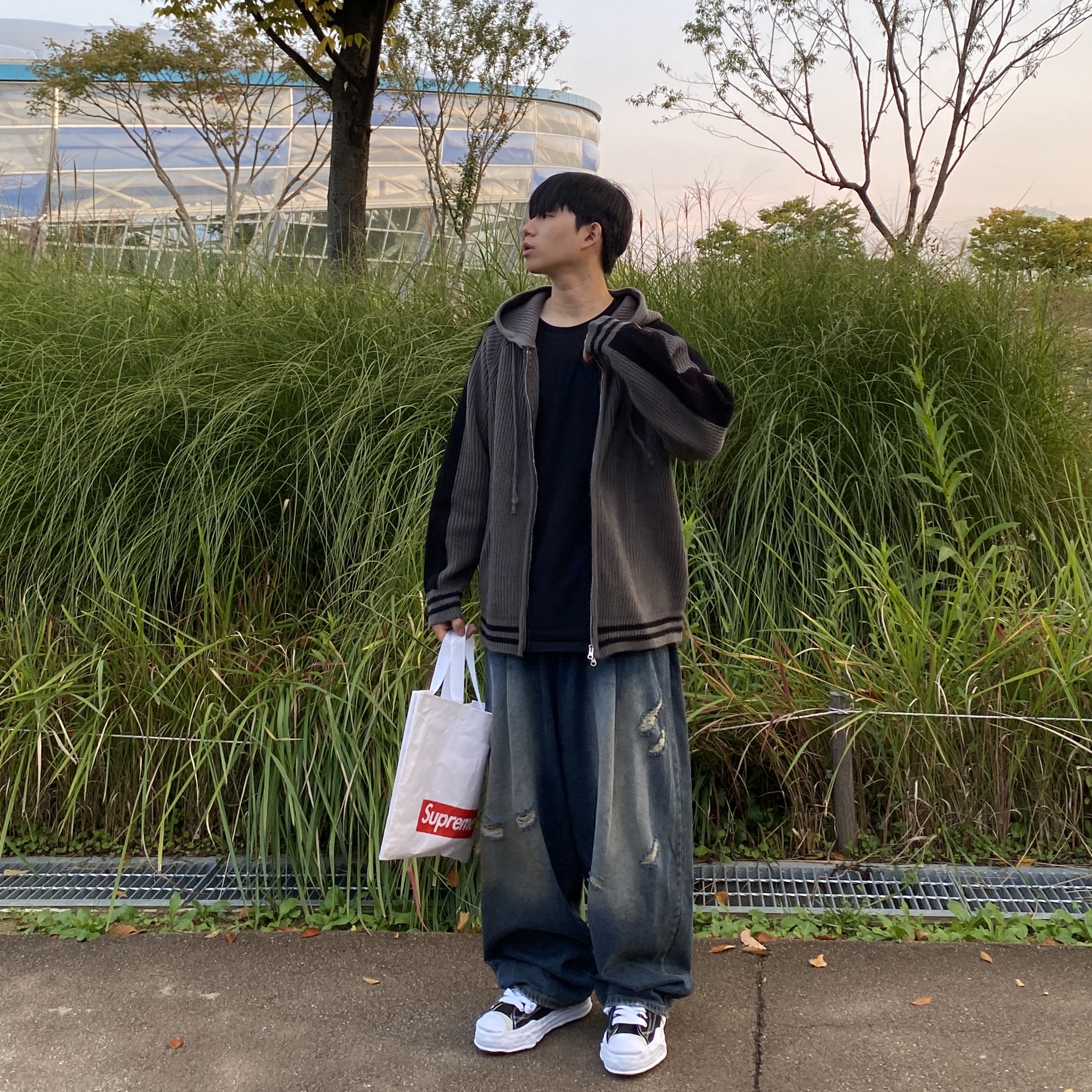 Maison Mihara Yasuhiro Hank OG Sole Canvas Low-top Sneakers Black, Maison Mihara Yasuhiro Peterson OG Sole Canvas Low Sneakers Black 착용 스타일 - 1