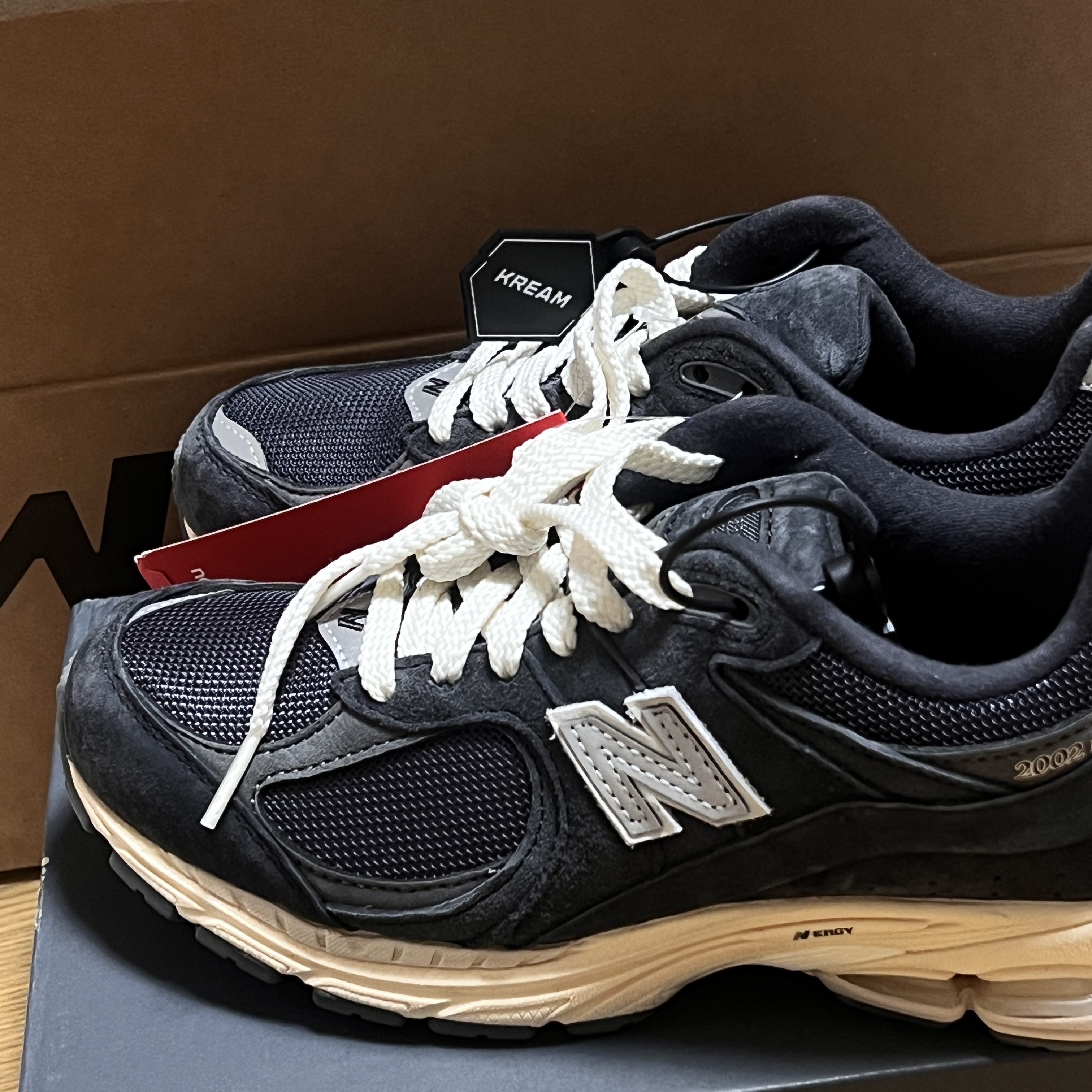 New Balance 2002R Special Vintage Black Grey 착용 스타일