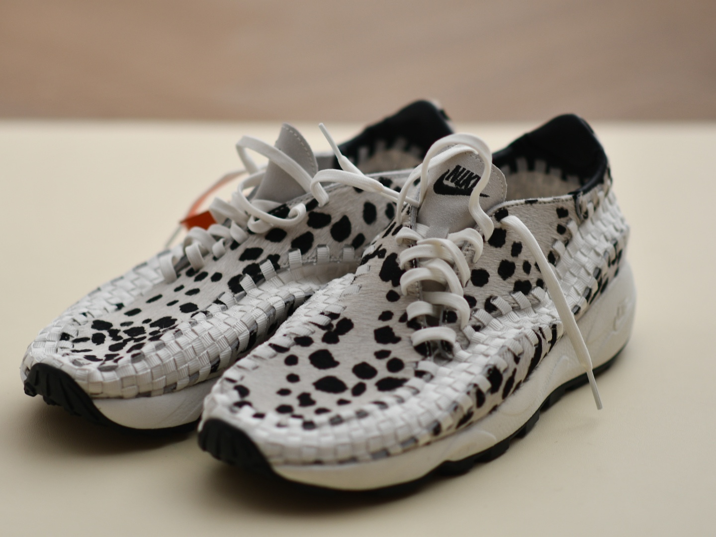 (W) Nike Air Footscape Woven Sail and Black 착용 스타일 - 1