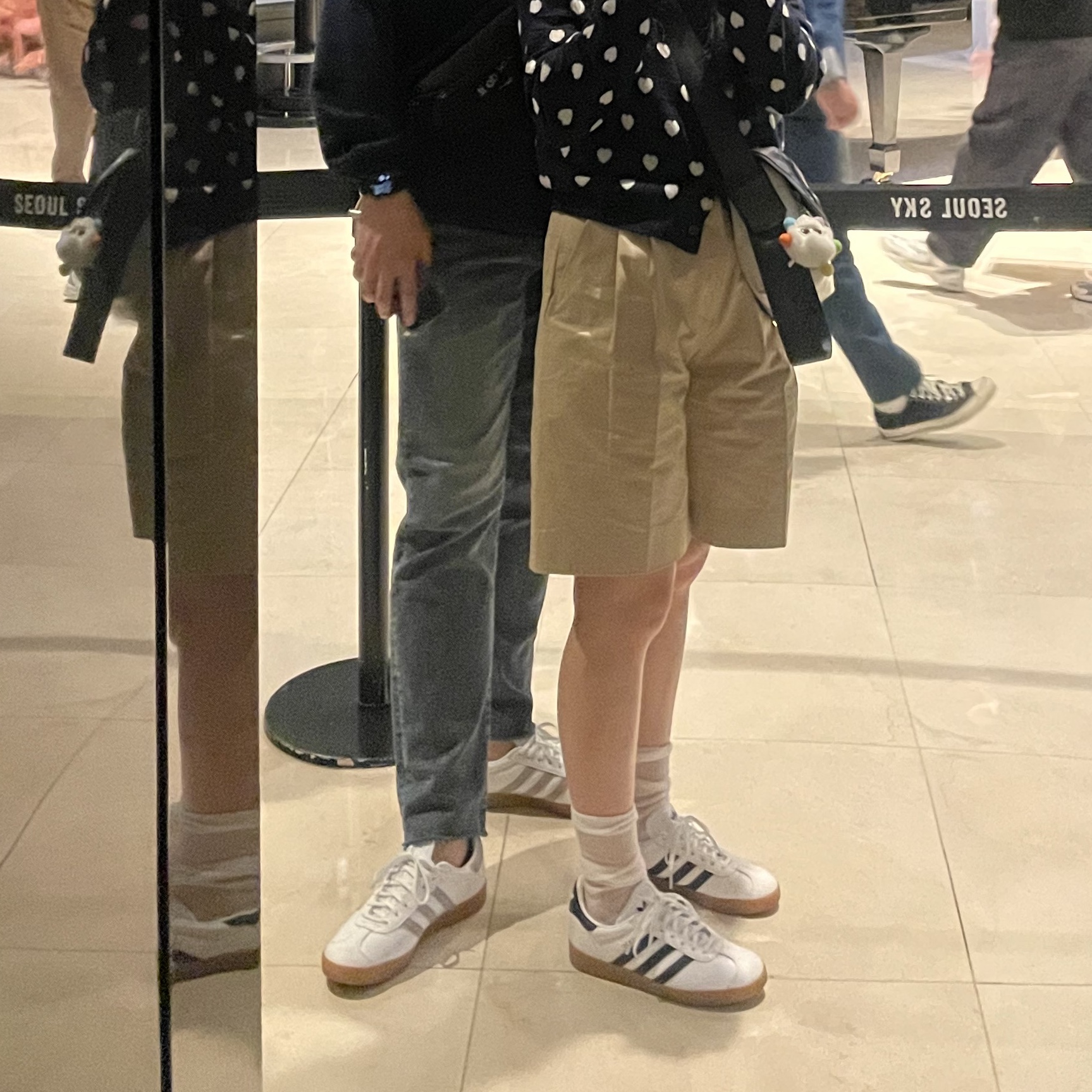 Adidas Gazelle White Collegiate Navy, Adidas Gazelle White Grey 착용 스타일 - 3