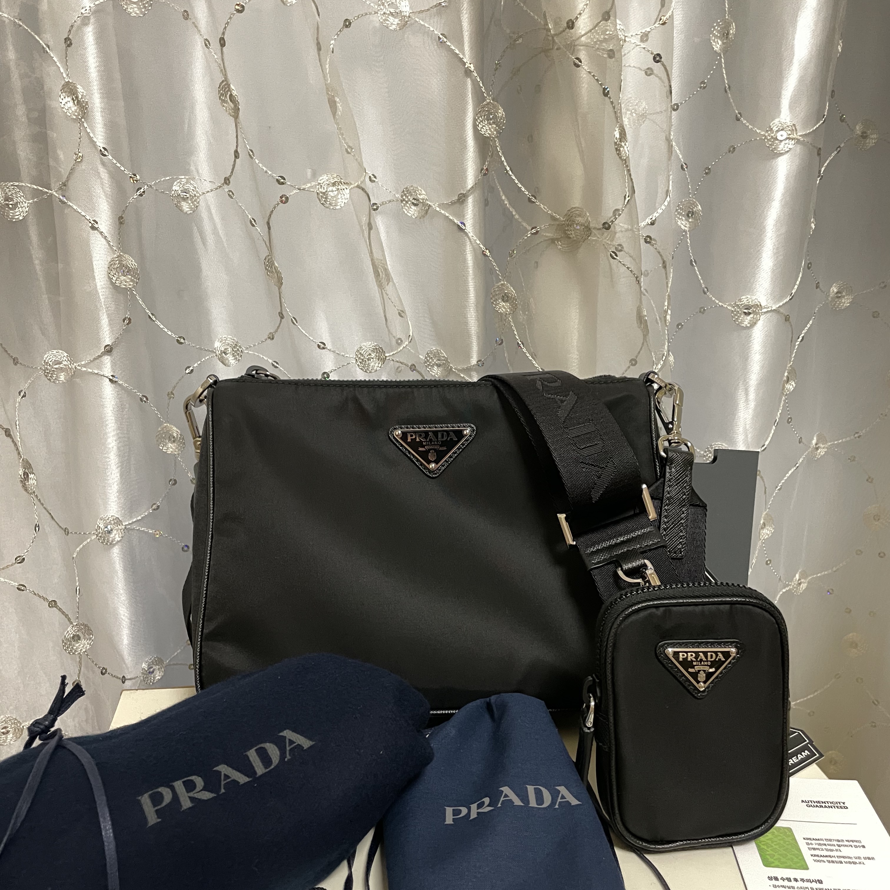 Prada Re-Nylon and Saffiano Leather Shoulder Bag Black 착용 스타일 - 2