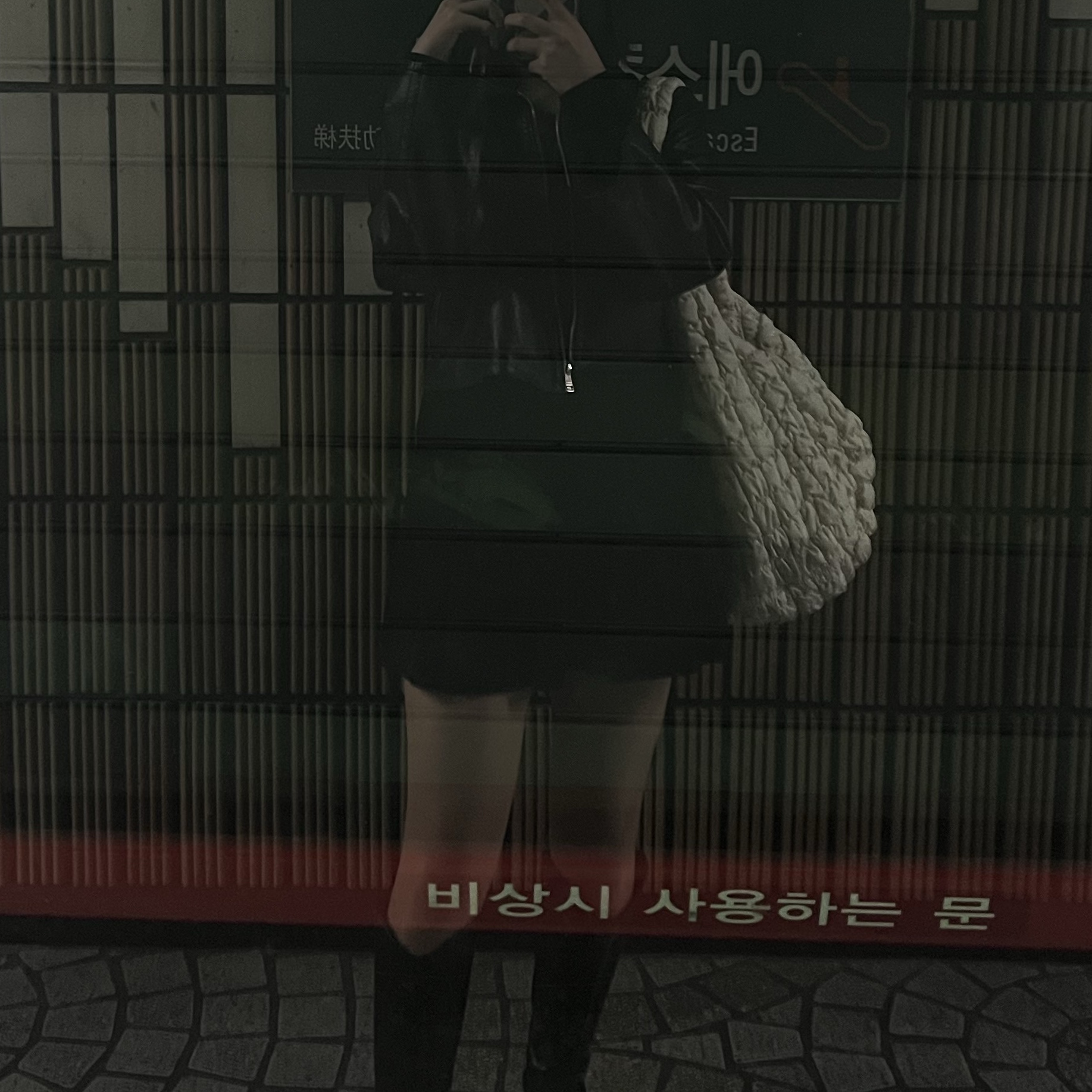COS Quilted Oversized Shoulder Bag Off White Light Beige 착용 스타일