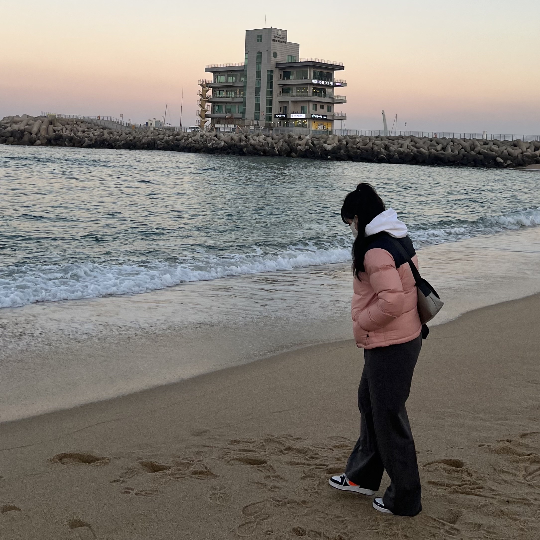 (W) The North Face 1996 Eco Nuptse Jacket Dusty Rose 착용 스타일 - 1