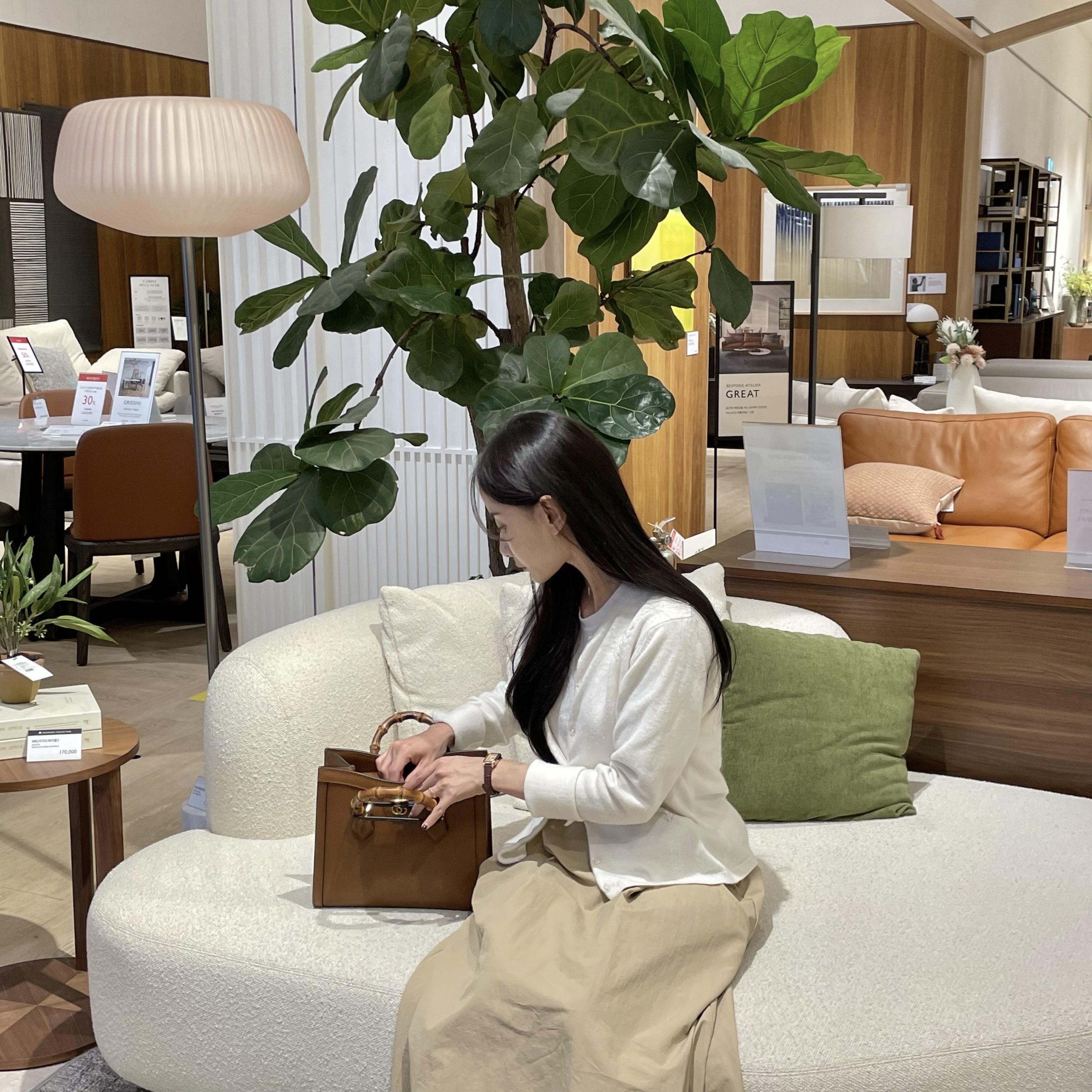 Gucci Diana Small Tote Bag Cuir Leather, Bulgari Divas Dream Necklace Rose Gold Mother of Pearl - Korea Exclusive 착용 스타일