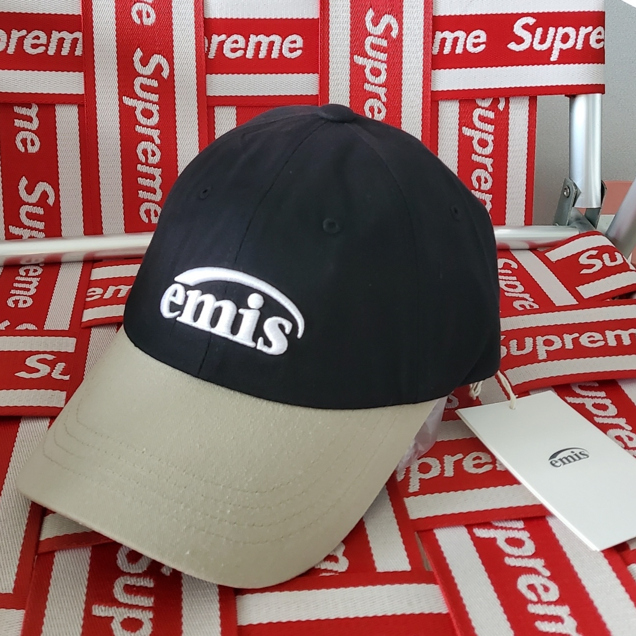 Emis New Logo Mix Ball Cap Beige Black 착용 스타일