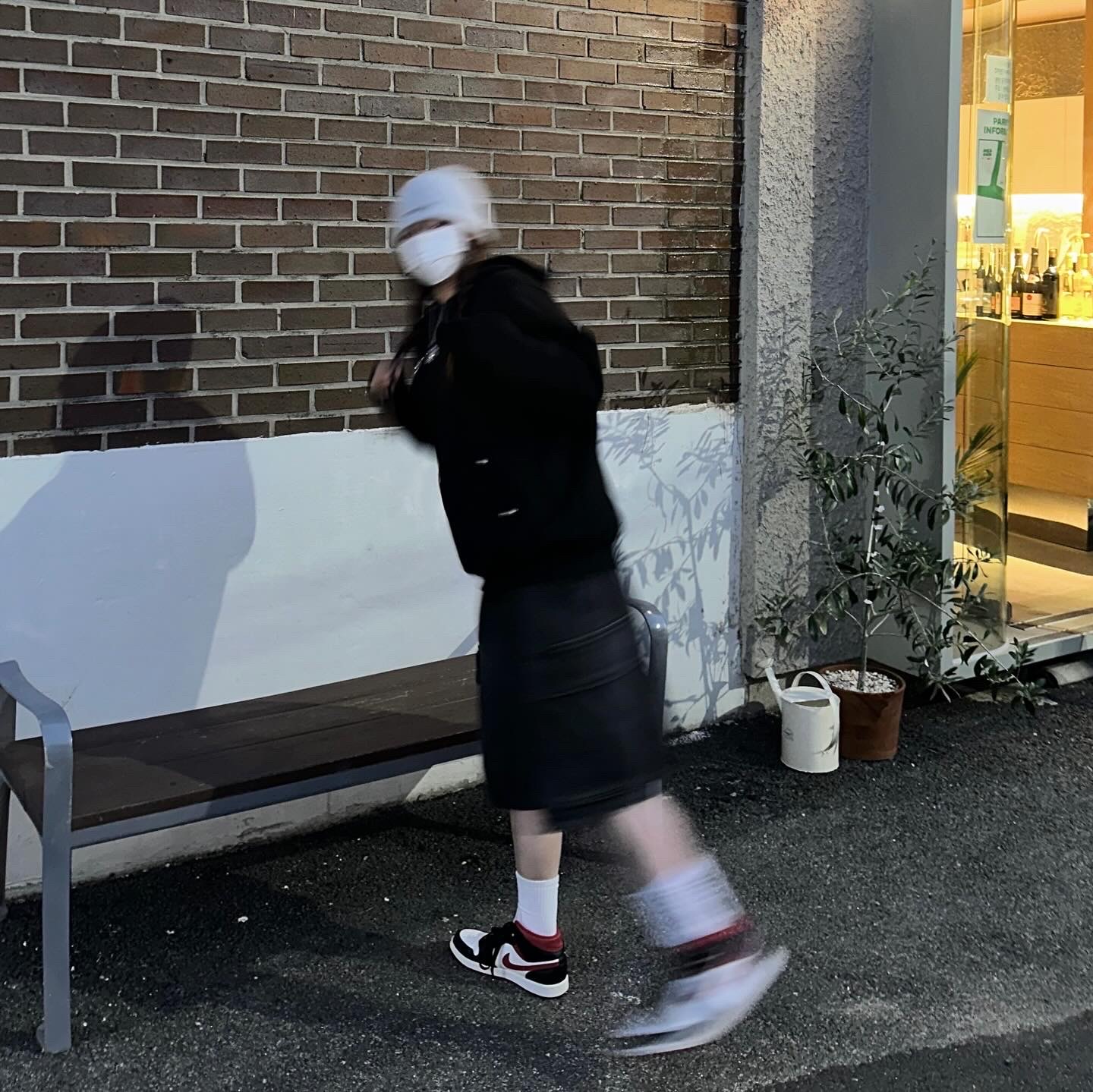 Jordan 1 Mid Gym Red Black White, Thug Club Armor Hoodie Black 착용 스타일 - 2