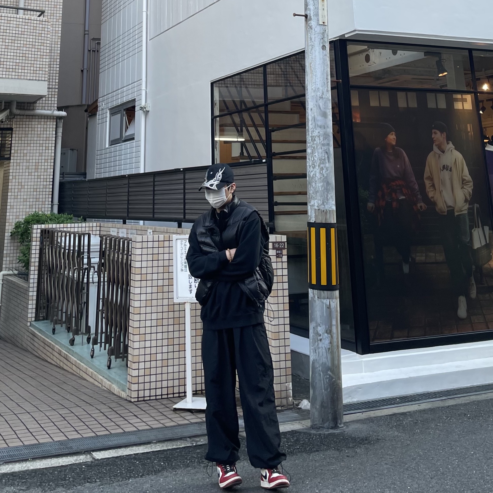 Yeezy Gap Engineered By Balenciaga Flame Cap Black, Jordan 1 Retro High OG Chicago 2022 착용 스타일 - 1