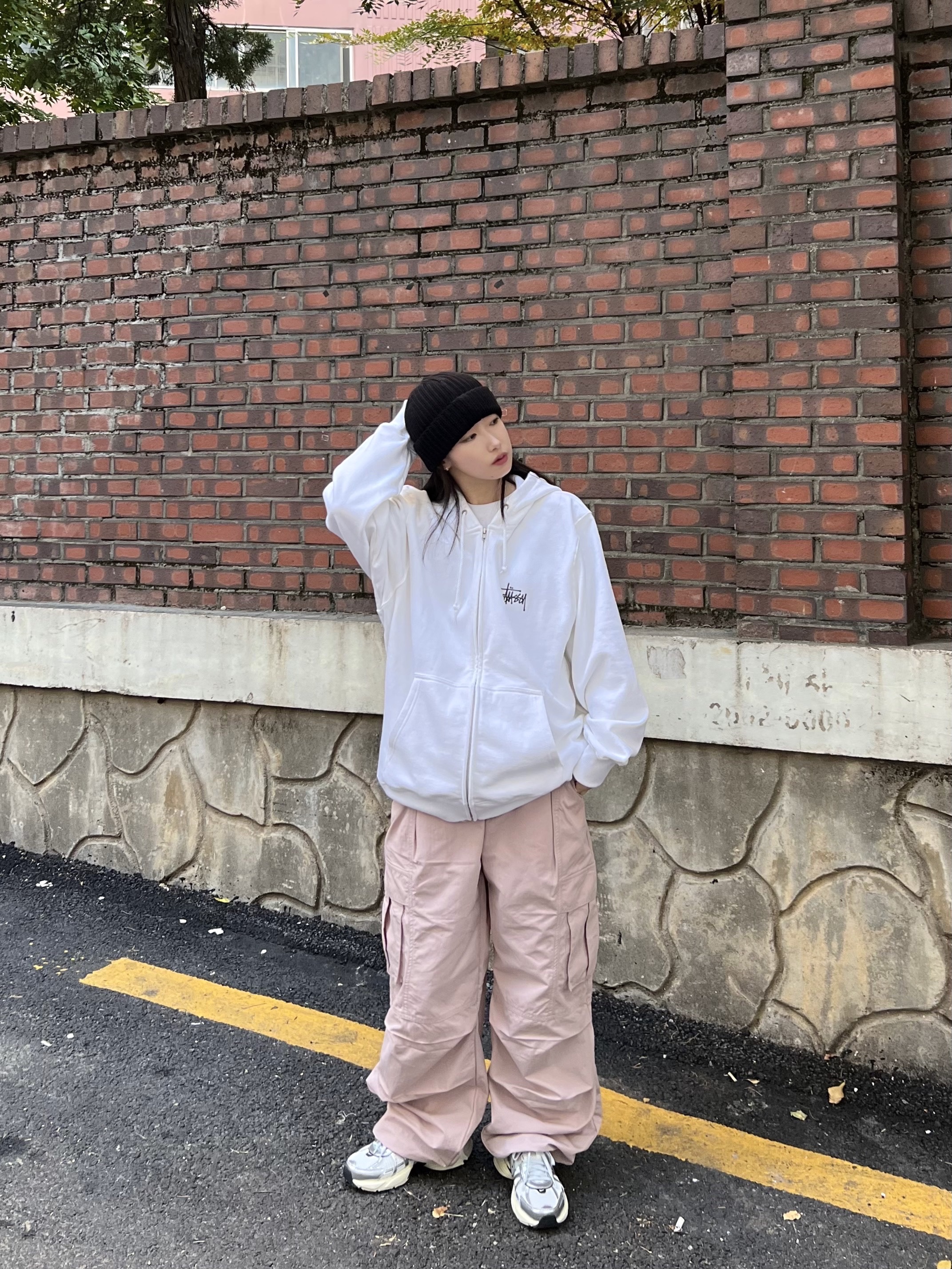 Nike V2K Run Summit White Metallic Silver, Stussy Basic Stussy Zip Hoodie White 2022 착용 스타일 - 2