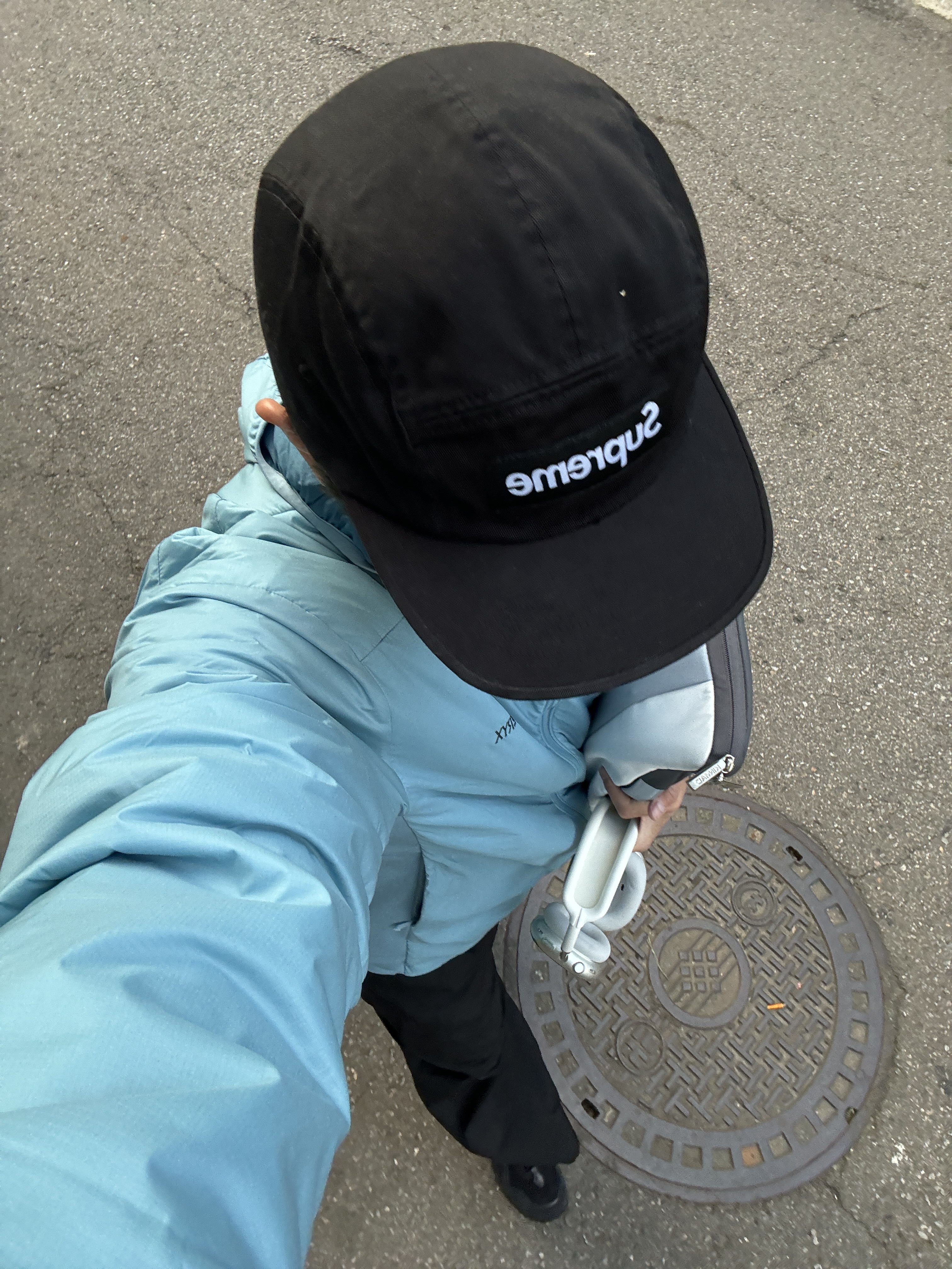 Supreme Washed Chino Twill Camp Cap Black, Arc'teryx Atom LT Hoody Solace 착용 스타일