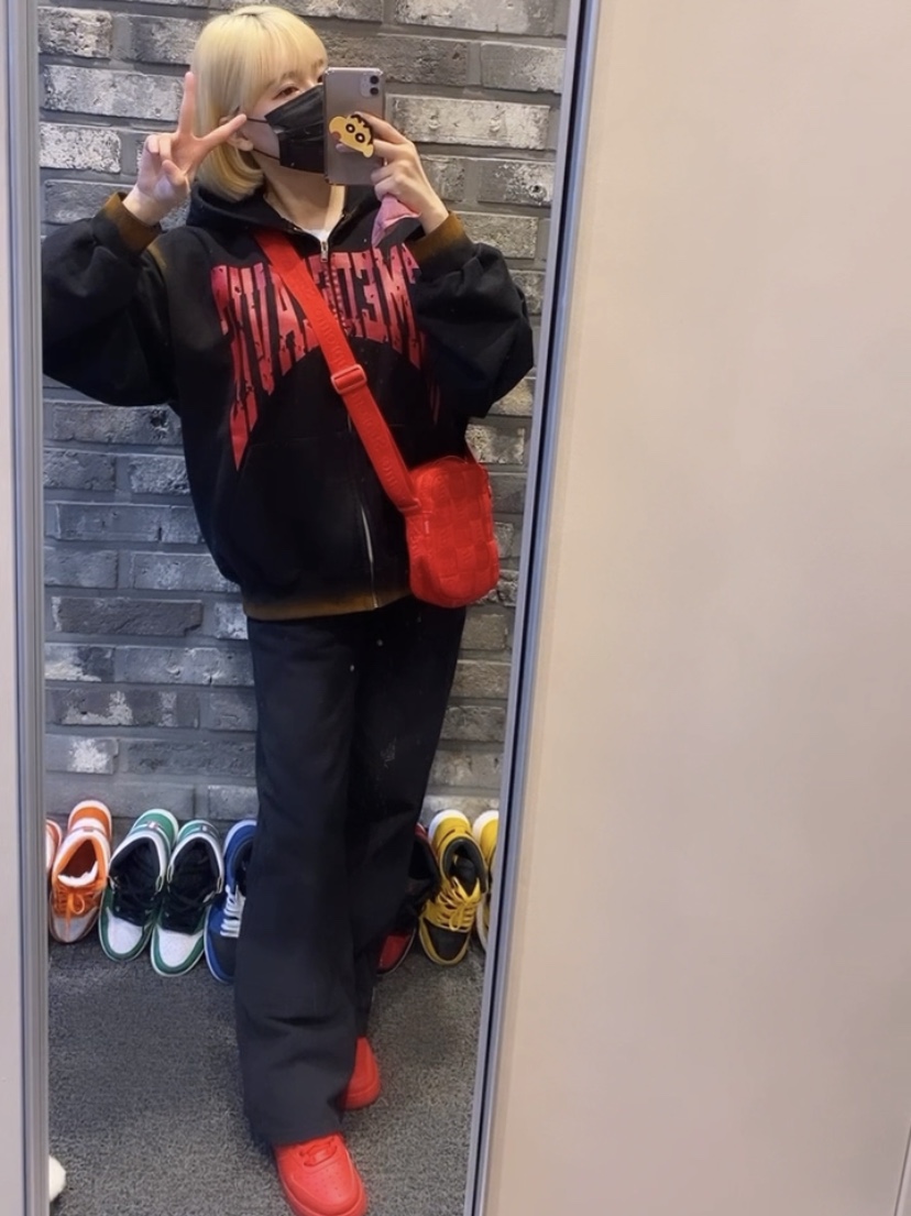Supreme Woven Shoulder Bag Red - 23SS, Nike Air Force 1 '07 LV8 Low 1 Triple Red 착용 스타일