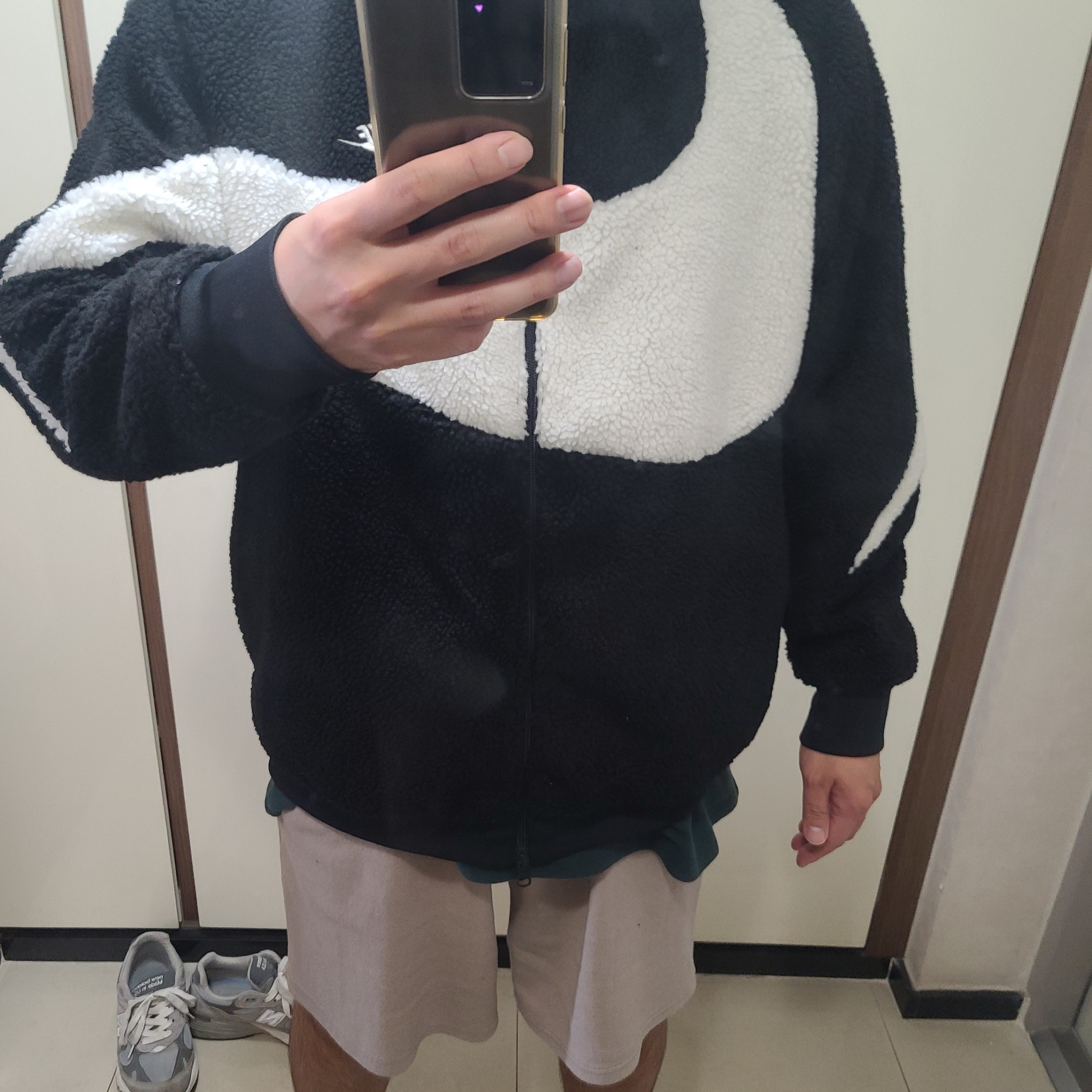 Nike Big Swoosh Full Zip Jacket Black Sail 착용 스타일 - 2