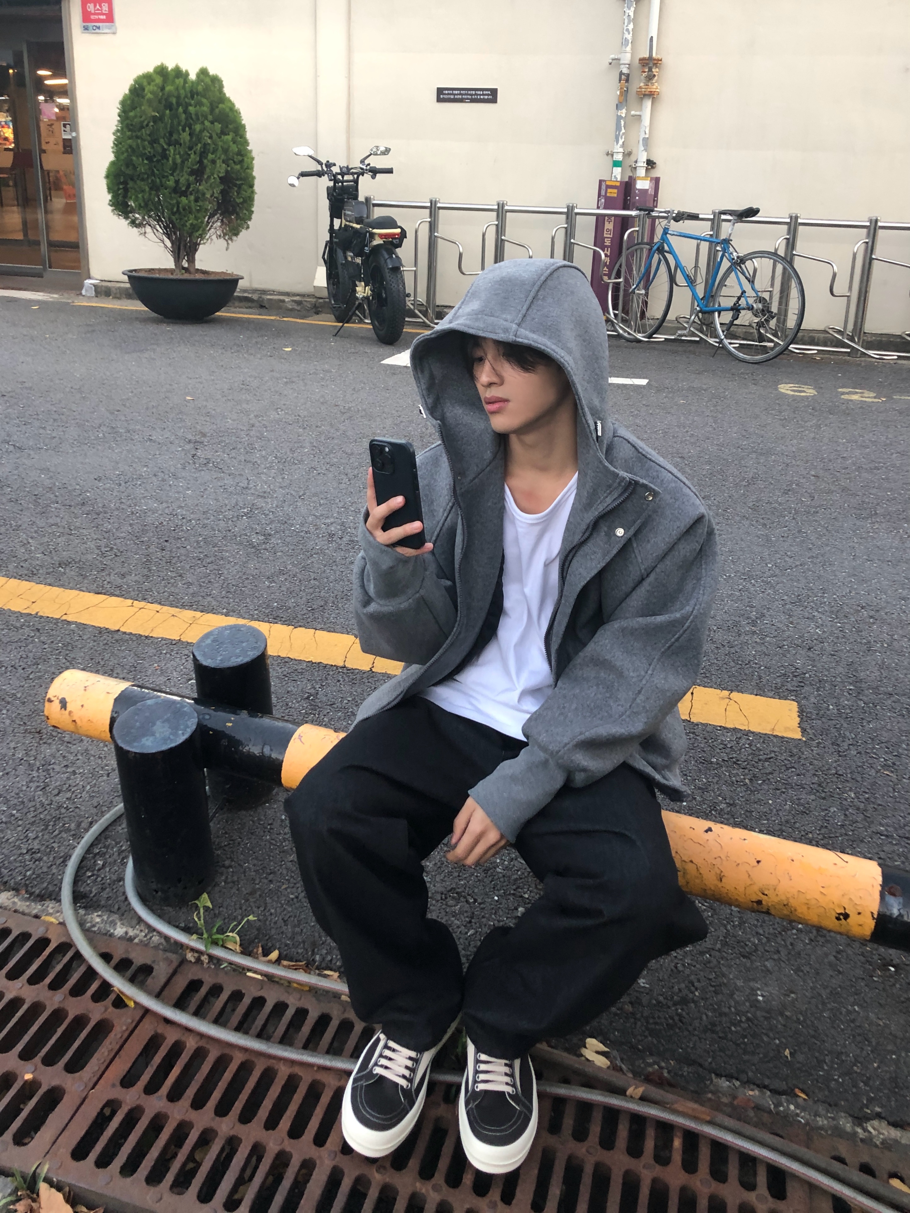 Rick Owens Drkshdw Suede Vintage Sneakers Dark Dust Pearl Milk White 착용 스타일 - 4