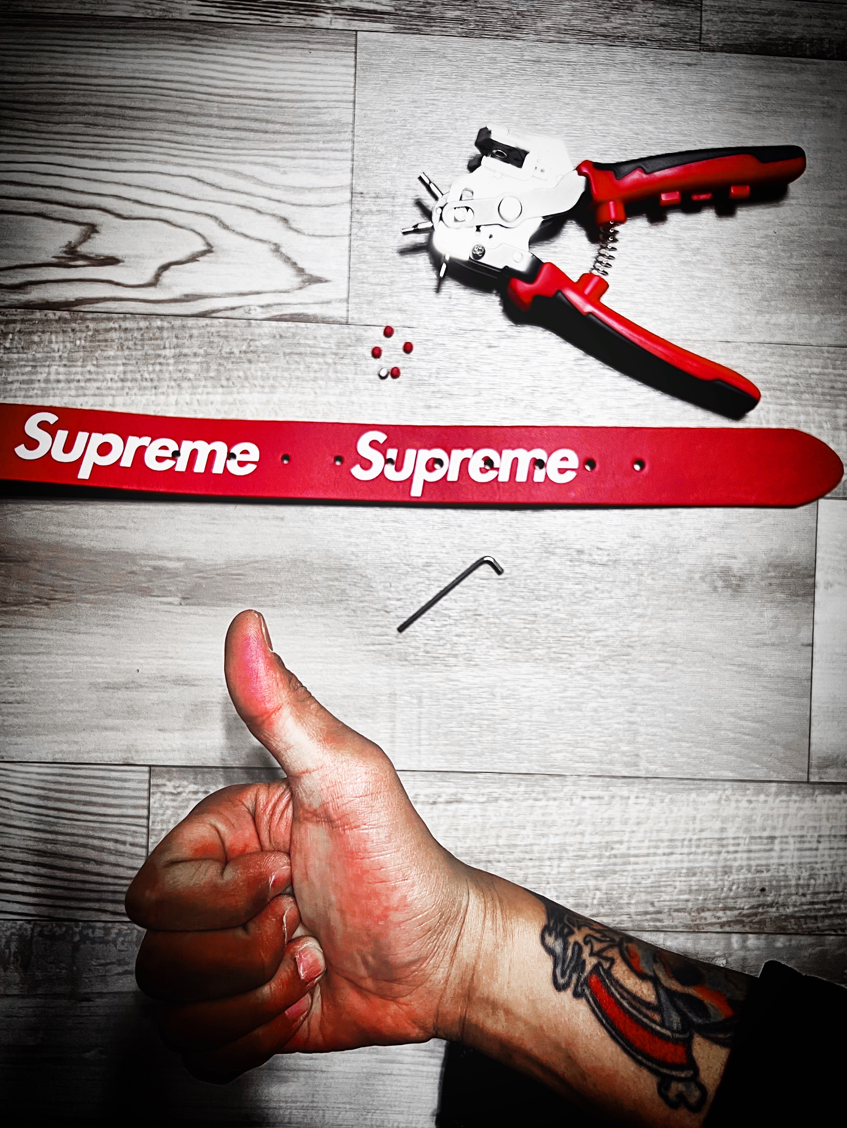 Supreme Seoul Box Logo T-Shirt White - 23FW, Clarks x Supreme Wallabee Blue Bandana 착용 스타일 - 6