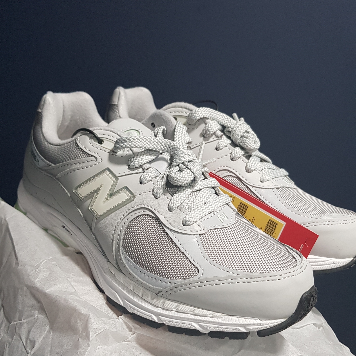 New Balance 2002R Gray White 착용 스타일