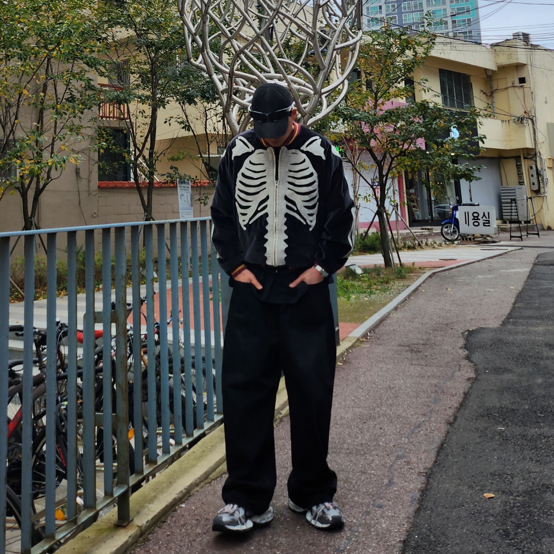 Project G/R Backward Denim Pants Black, Balenciaga 3XL Sneakers Grey White Red 착용 스타일 - 1