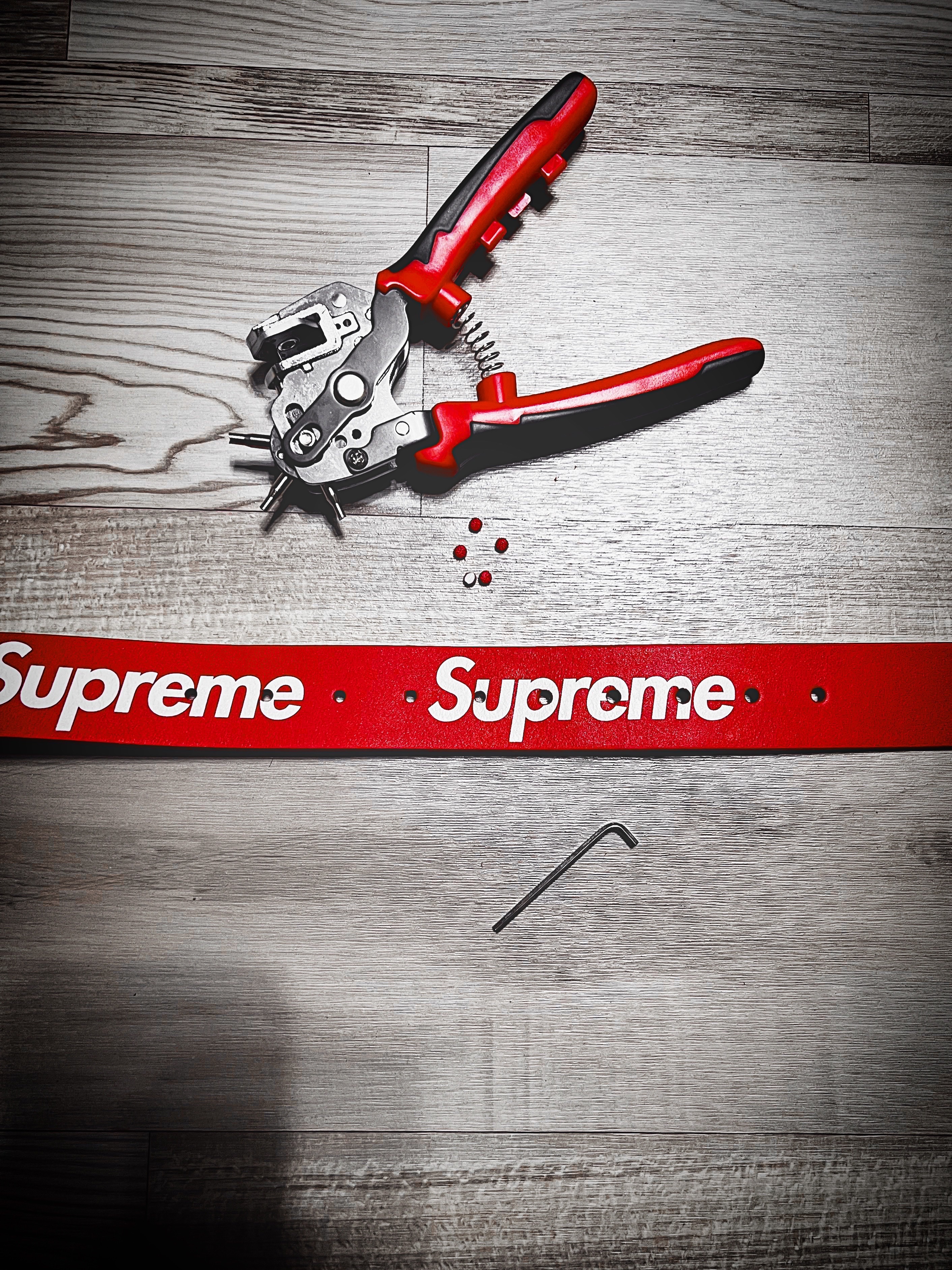 Supreme Seoul Box Logo T-Shirt White - 23FW, Clarks x Supreme Wallabee Blue Bandana 착용 스타일 - 7