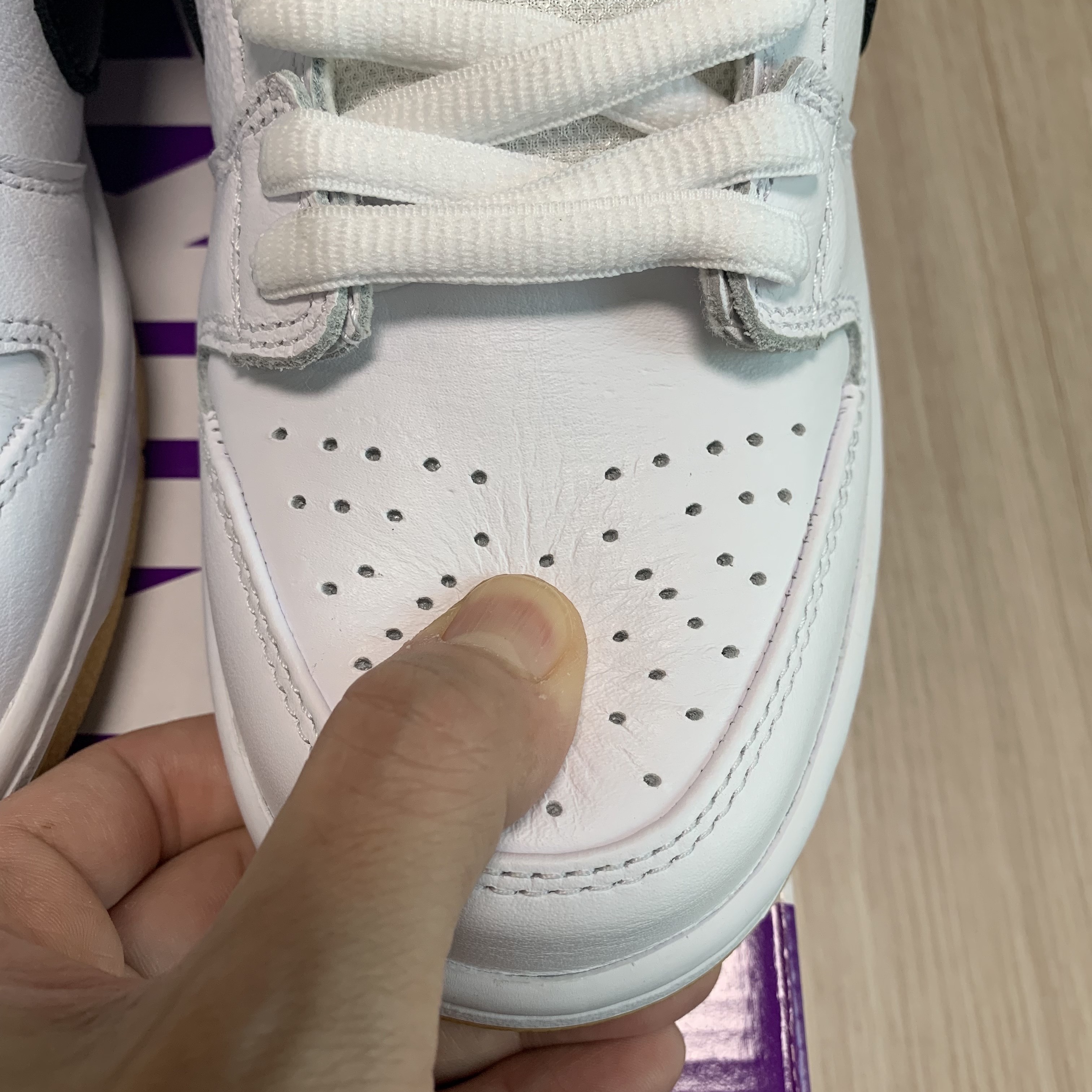 Nike SB Dunk Low Pro White and Gum Light Brown 착용 스타일 - 3