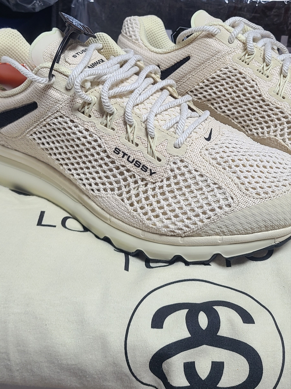 Nike x Stussy Air Max 2013 Fossil, Stussy World Tour LS T-Shirt Putty 착용 스타일 - 2