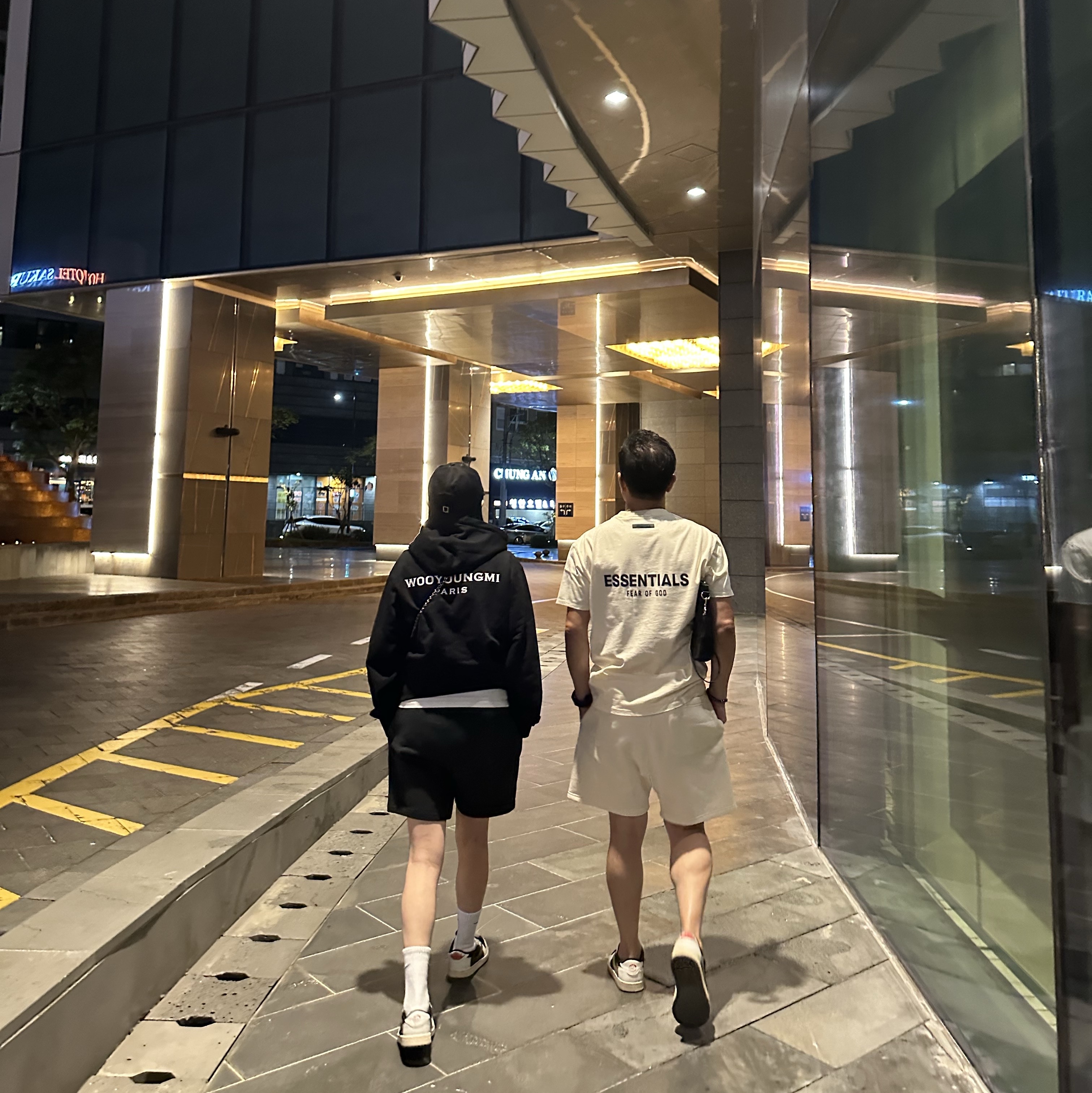 Wooyoungmi Cotton White Back Logo Hoodie Black - 22FW 착용 스타일 - 1