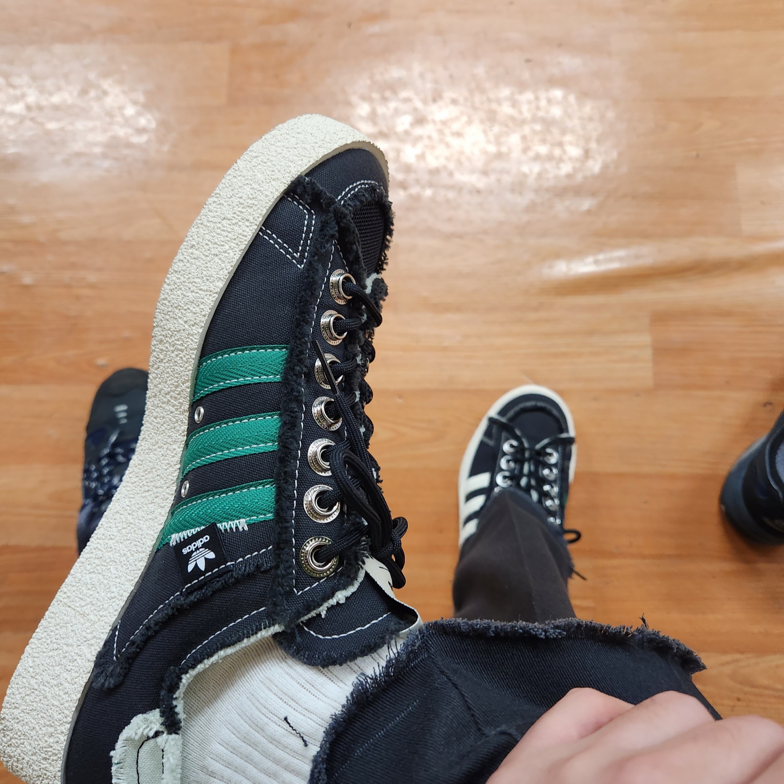 Adidas x Song for the Mute Campus 80s Core Black Cream White 착용 스타일