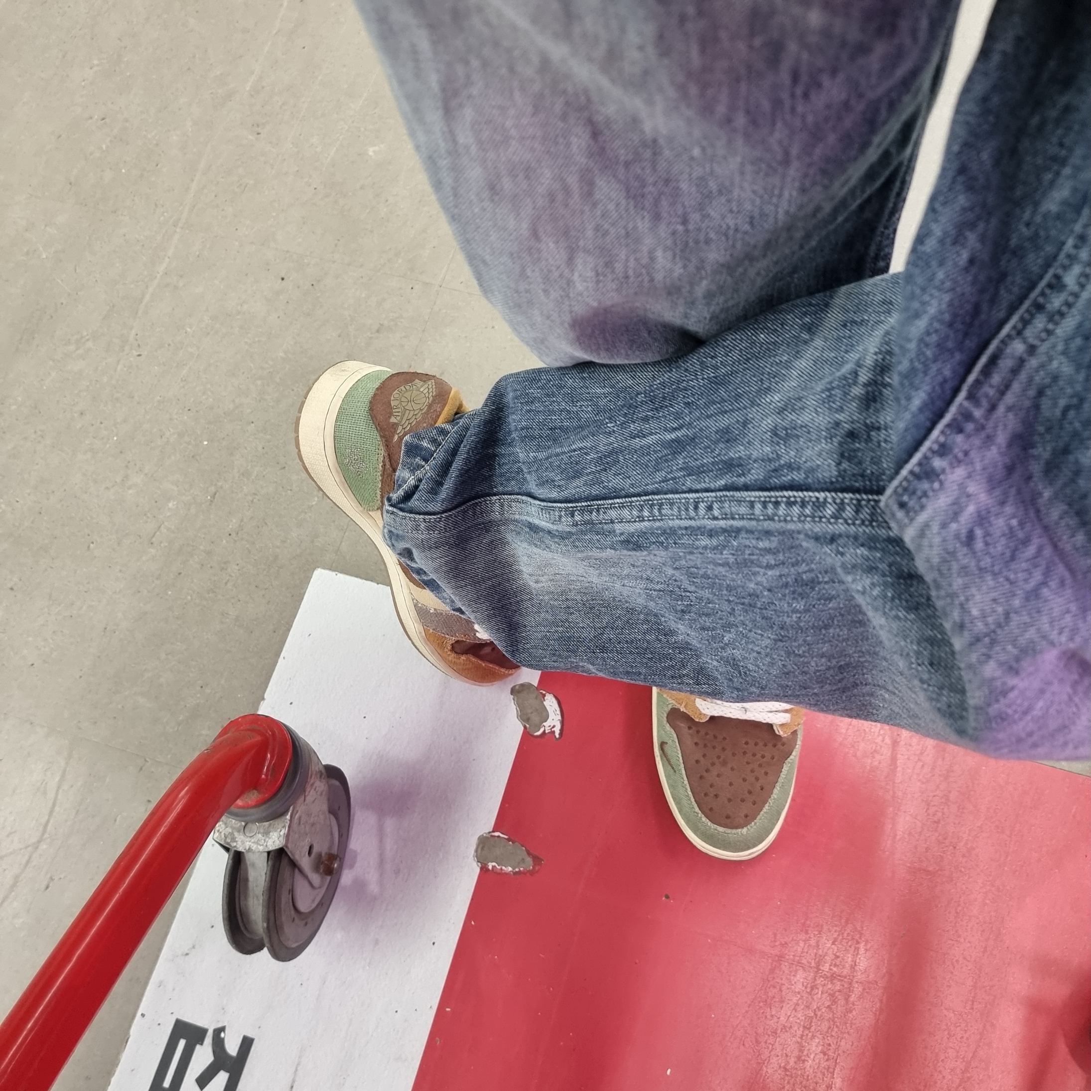 Jordan 1 x Zion Williamson Retro Low OG Flax and Oil Green 착용 스타일