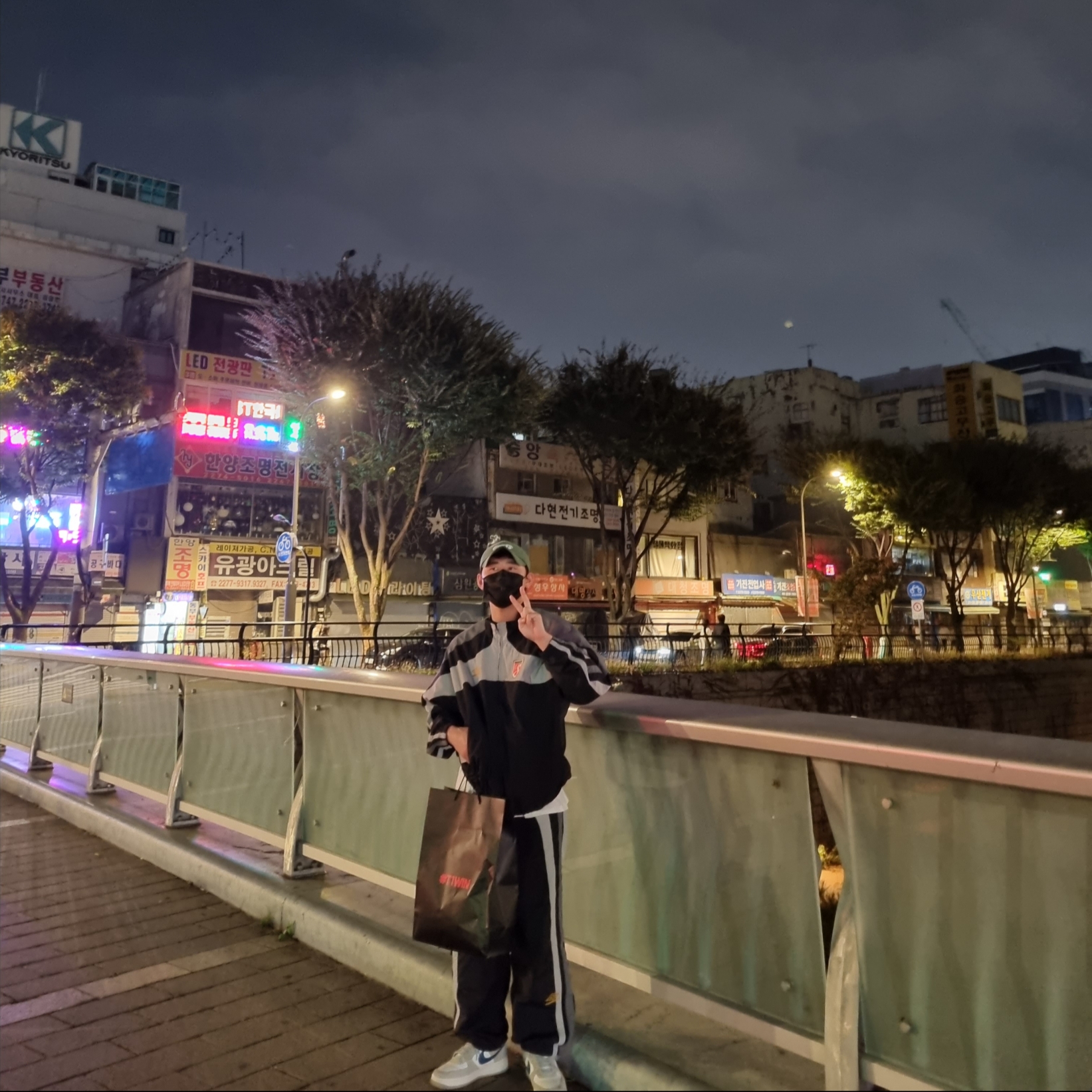 Supreme x Umbro Track Jacket Black - 23SS, Supreme x Umbro Track Pants Black - 23SS 착용 스타일