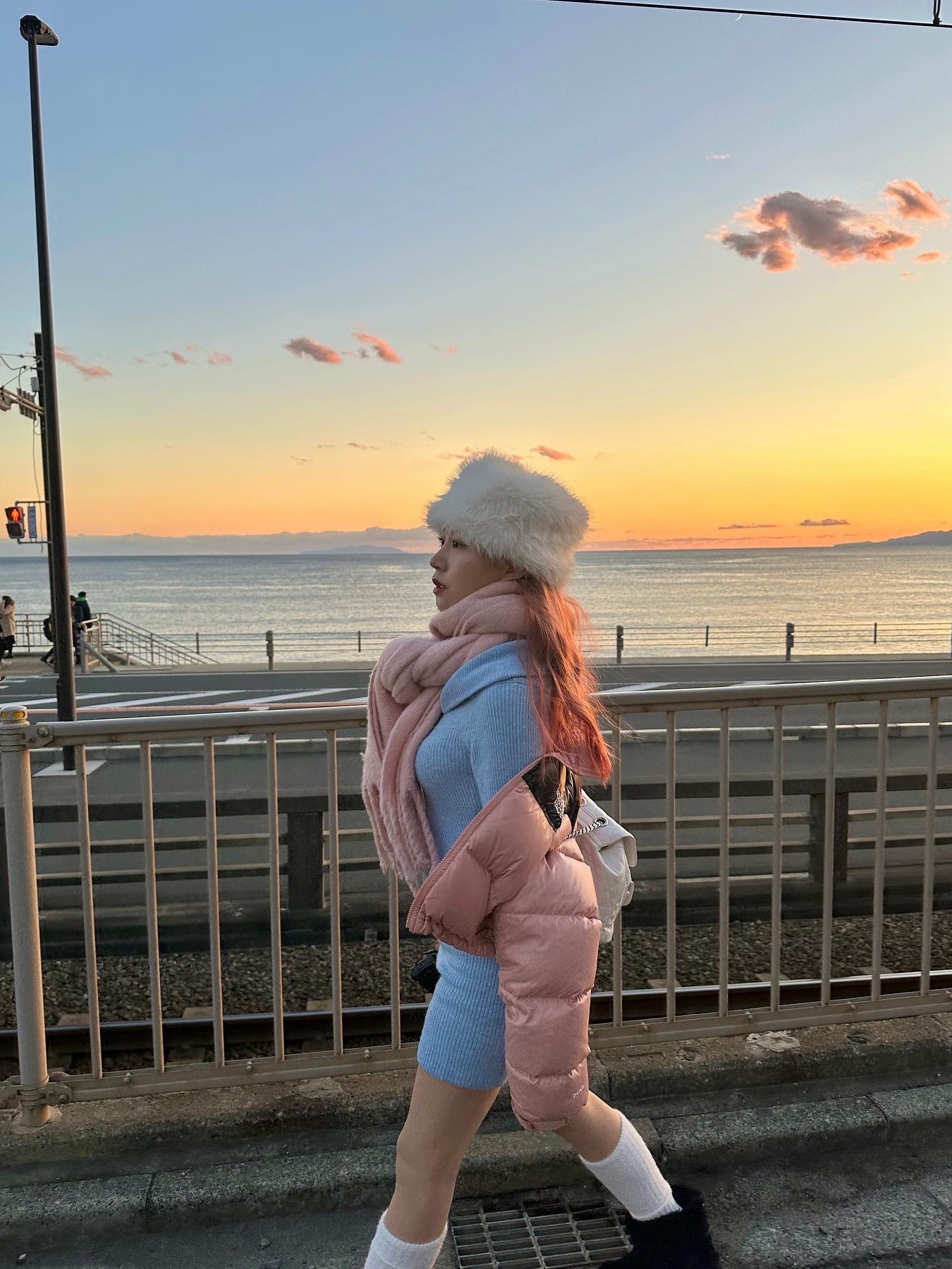 (W) The North Face Nuptse Short Jacket Rose Tan 착용 스타일 - 1