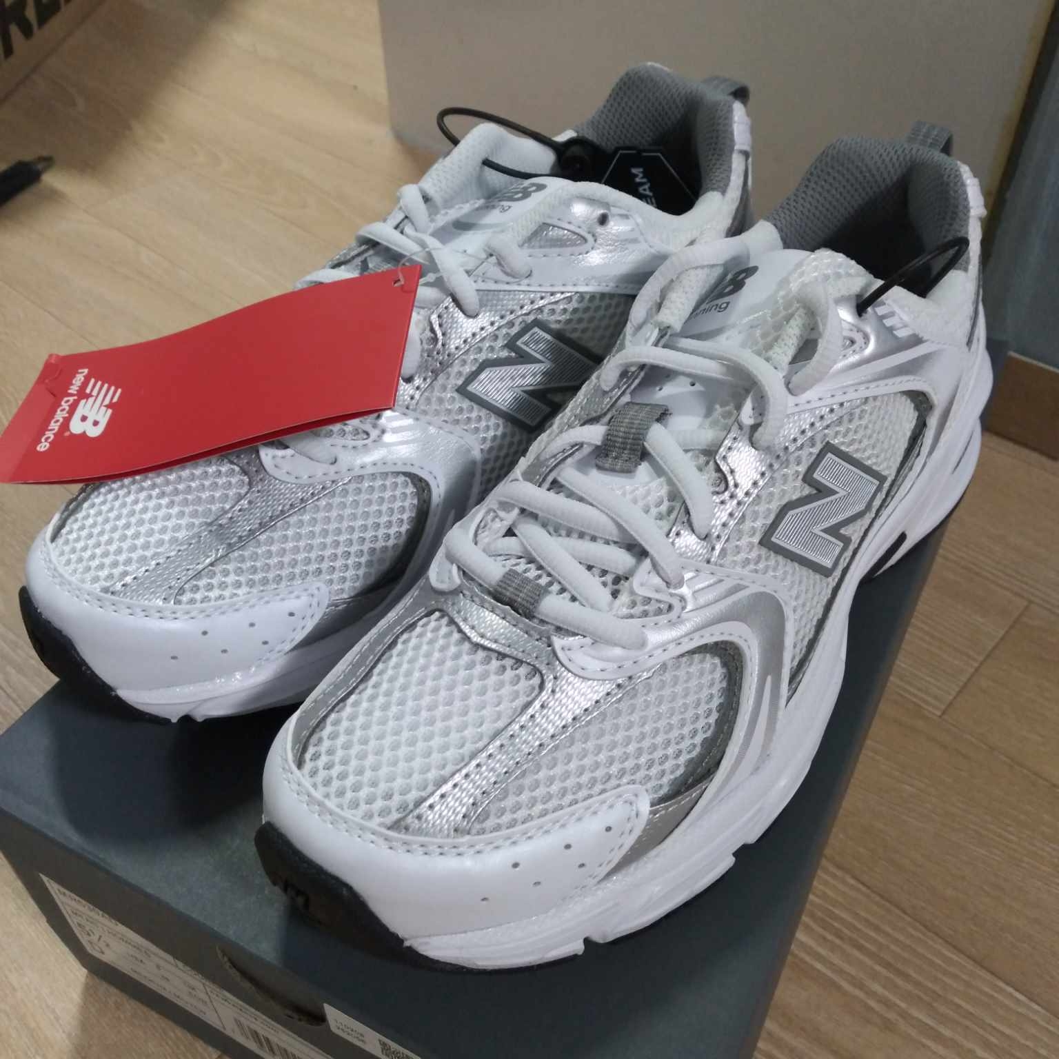 New Balance 530 White Silver 착용 스타일