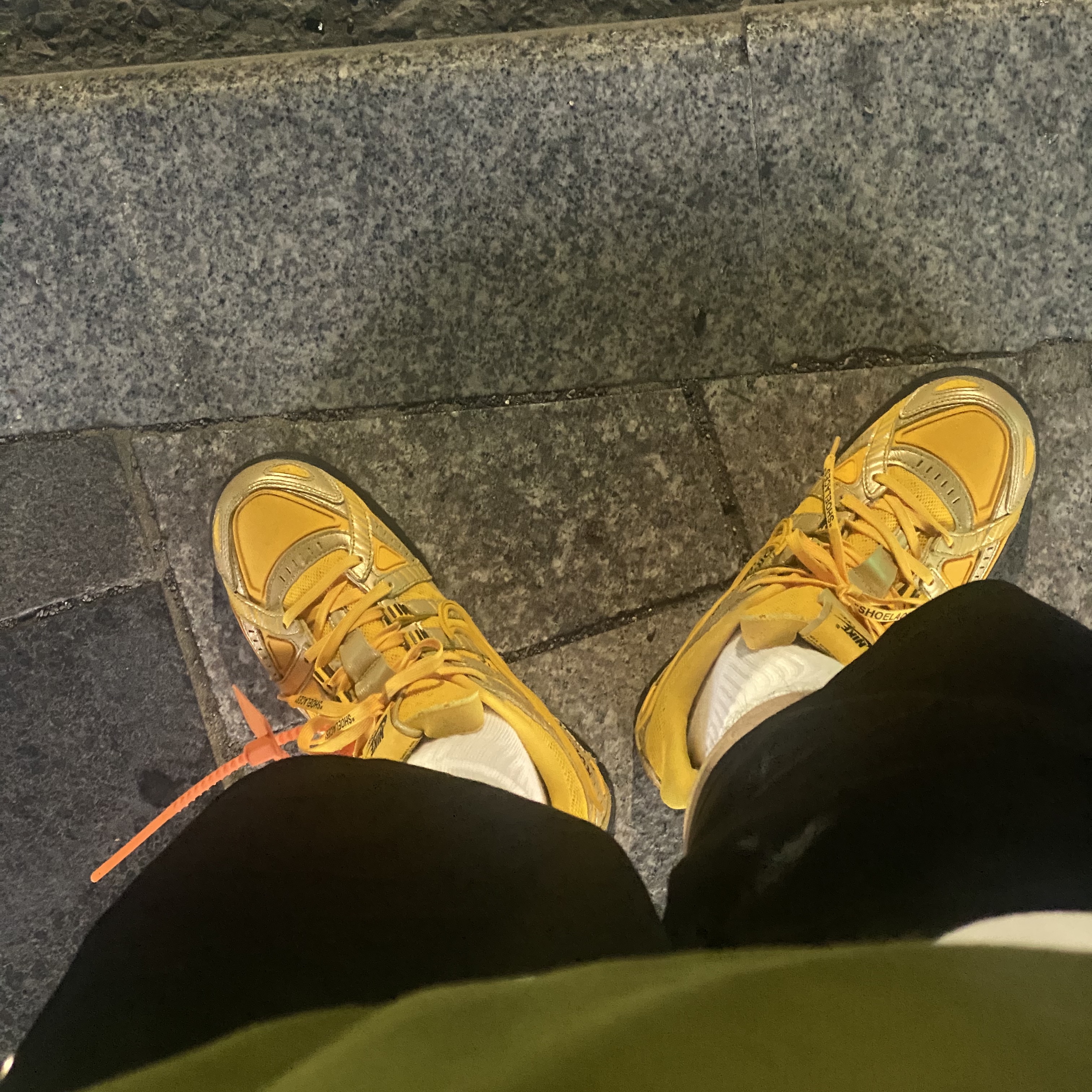 Nike x Off-White Air Rubber Dunk University Gold 착용 스타일