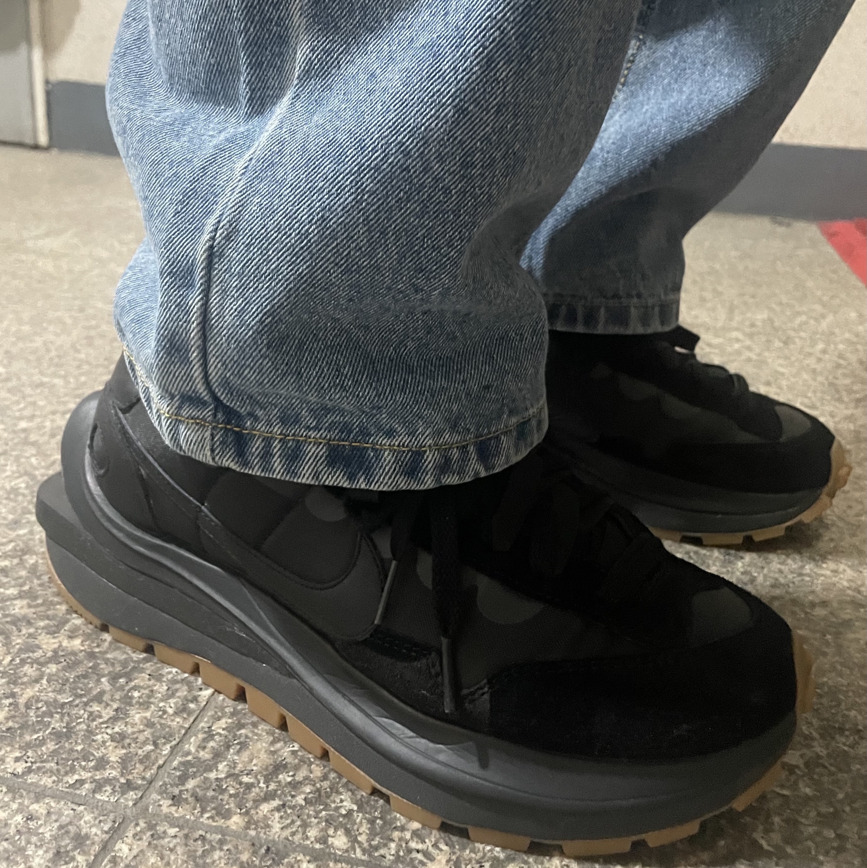 Supreme x Bounty Hunter Mesh Moto Jersey Black - 23FW, Nike x Sacai VaporWaffle Black and Gum 착용 스타일 - 3