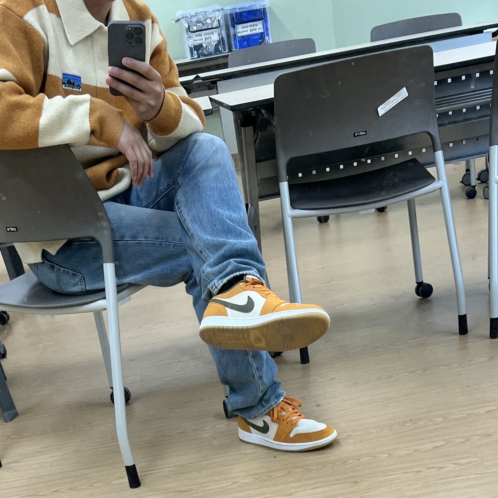Jordan 1 Low SE Light Curry, Stussy x Levi's Embossed 501 Jean Indigo 착용 스타일