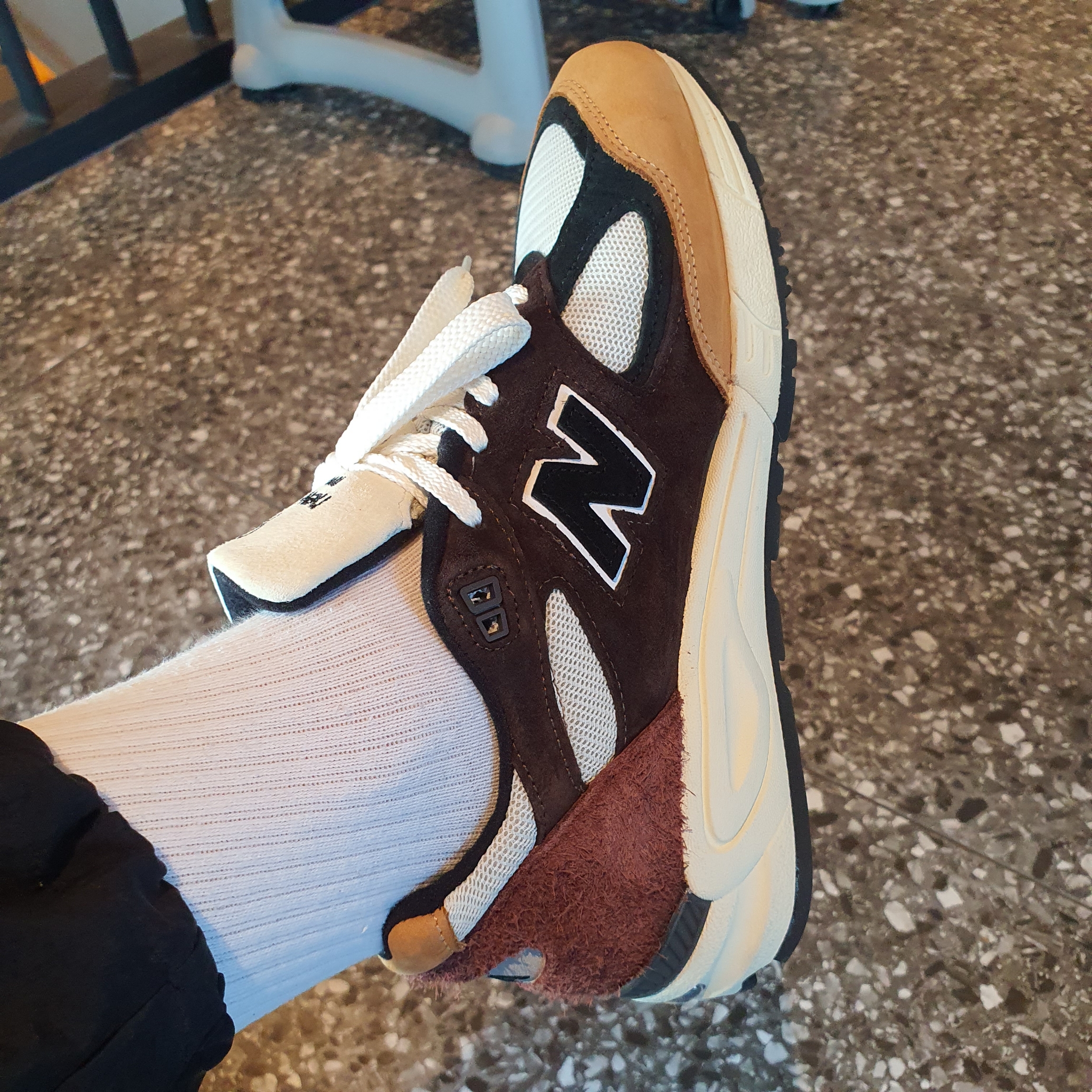 New Balance 990v2 Made in USA Brown Beige 착용 스타일