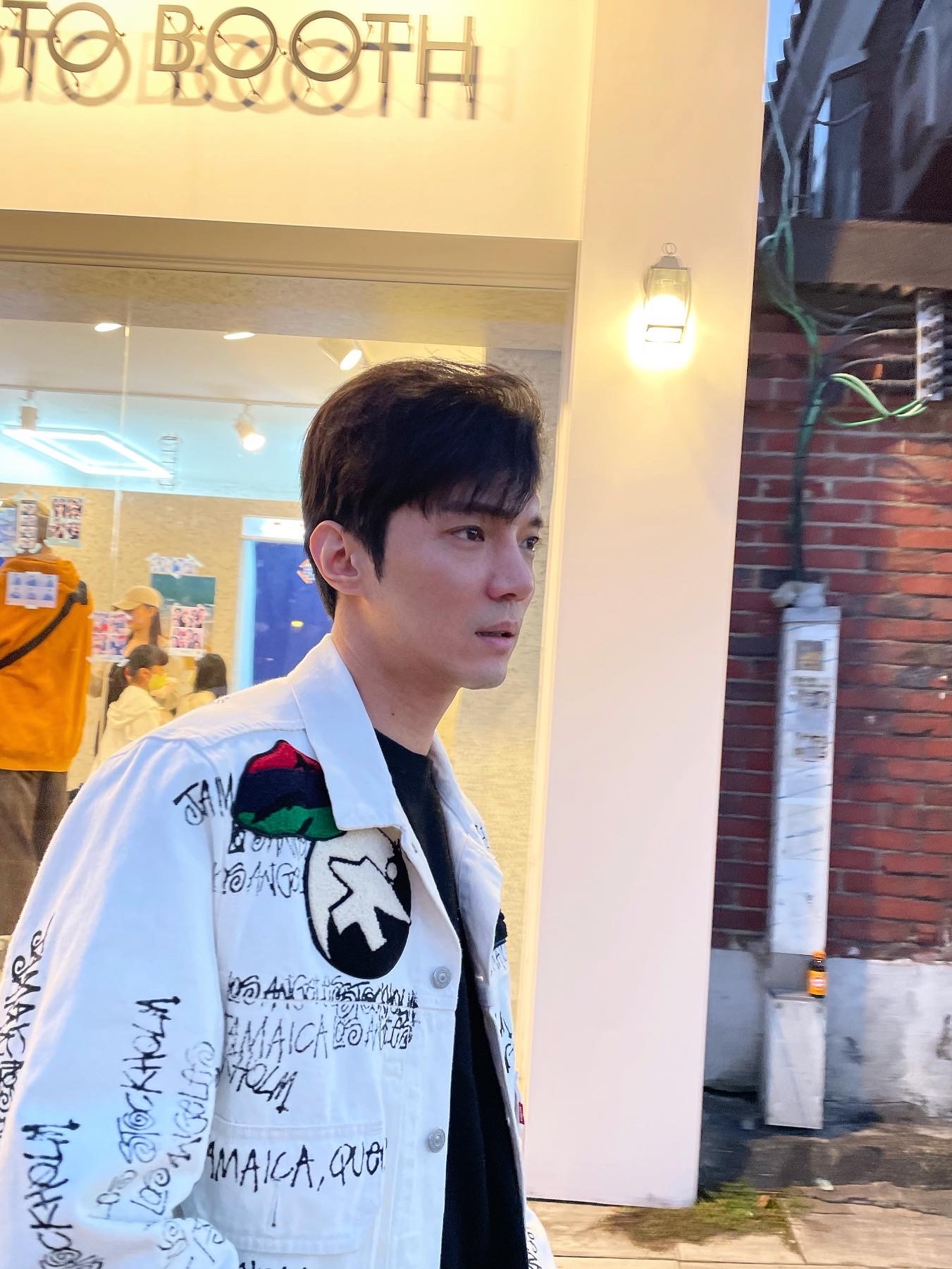Balenciaga Speed 2.0 Trainer Black Knit White Sole 2020, Stussy x Our Legacy x Denim Tears TTL Denim Jacket White 착용 스타일 - 2