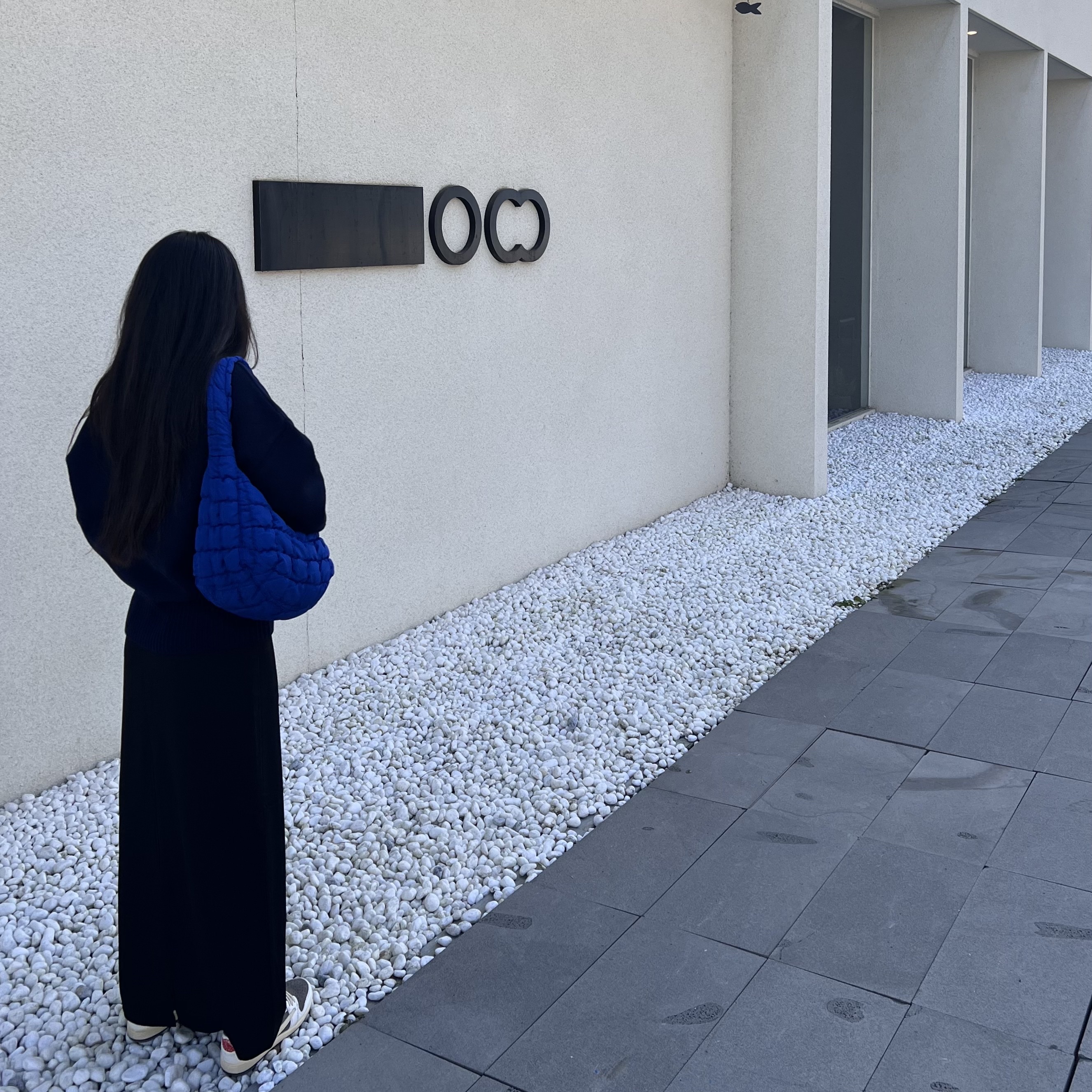 AMI de Coeur Oversize Intarsia Cardigan Nautic Blue White, COS Quilted Mini Bag Blue 착용 스타일 - 1