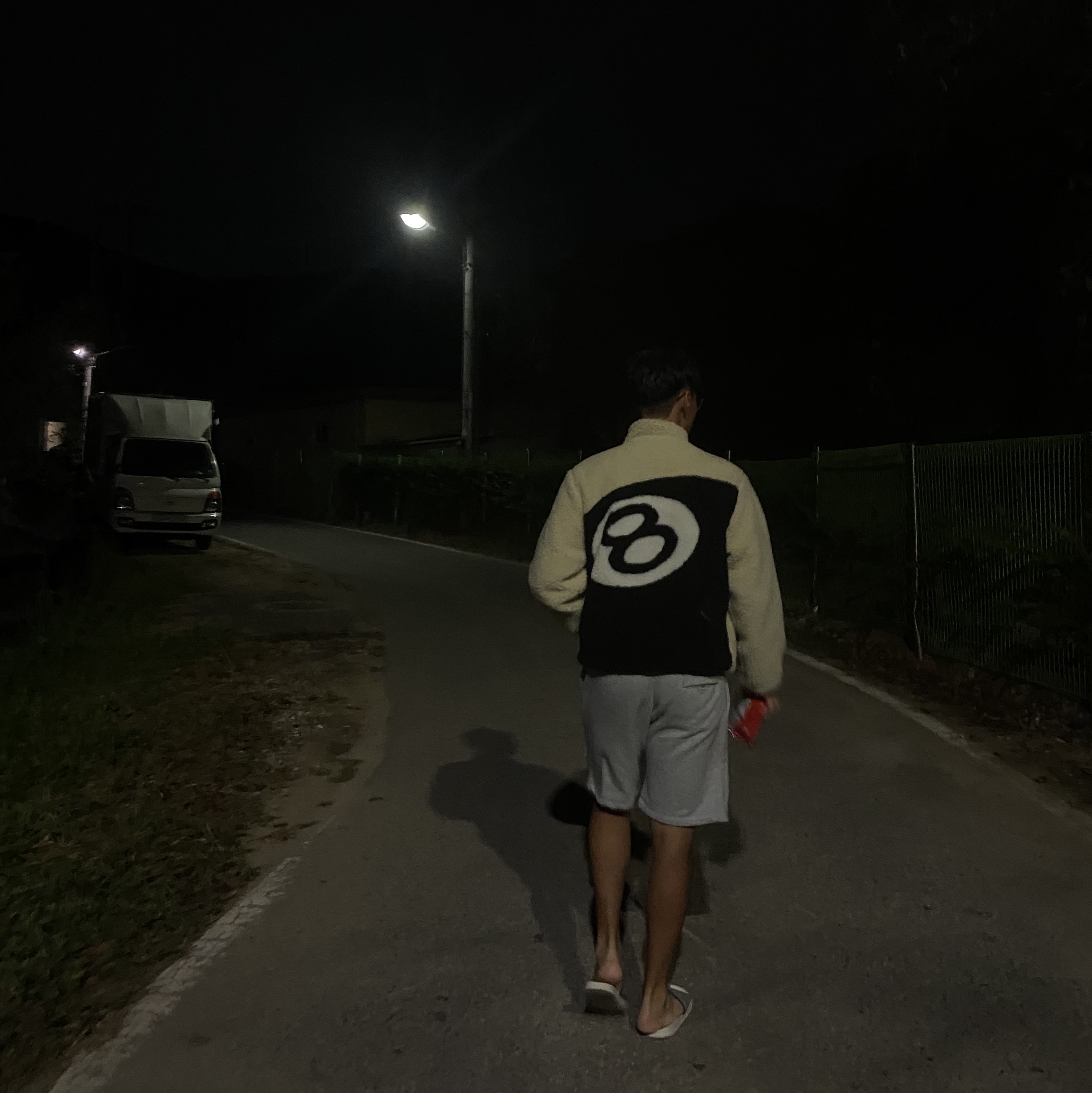 Stussy 8 Ball Sherpa Jacket Natural 착용 스타일