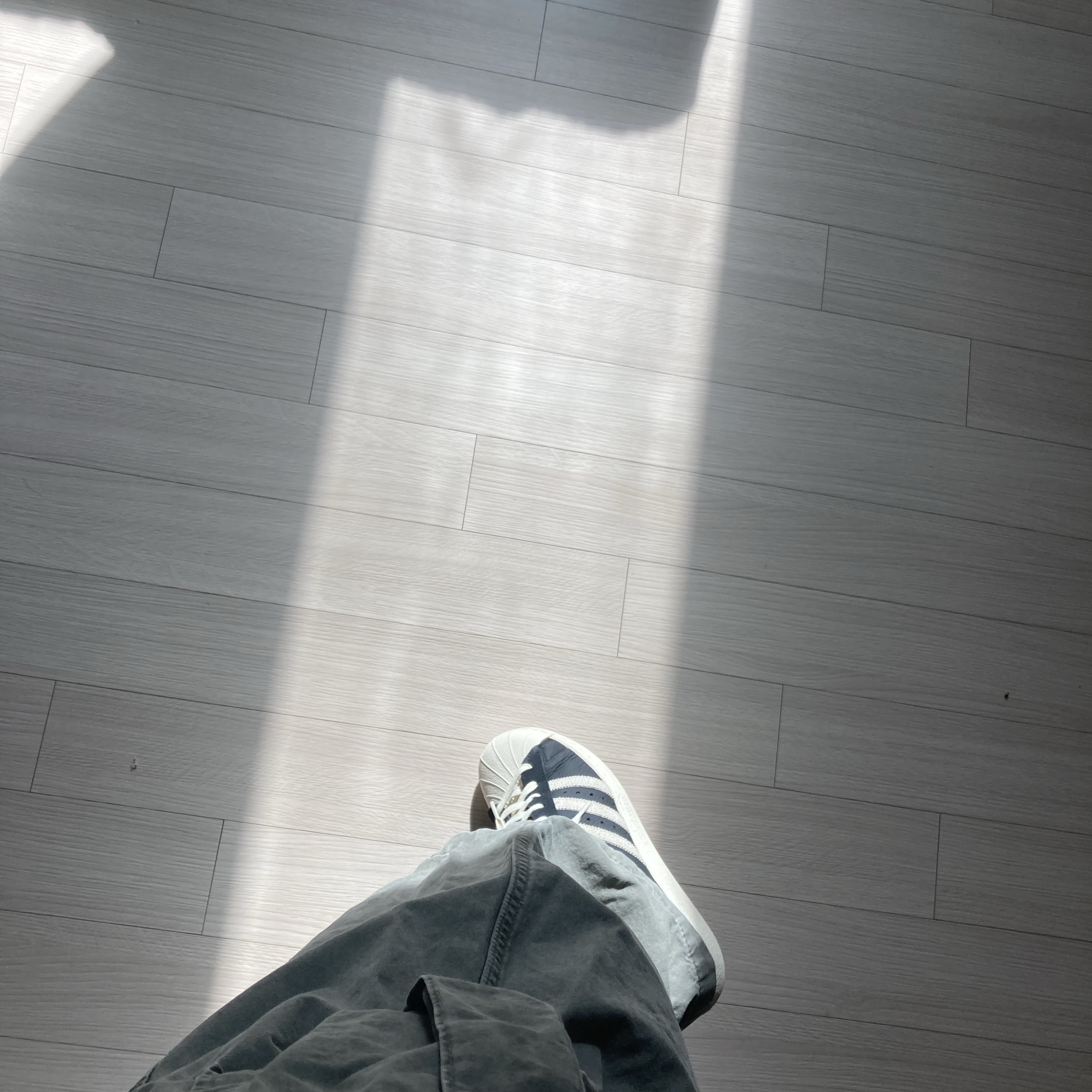 Adidas Superstar 82 Black White 착용 스타일 - 2