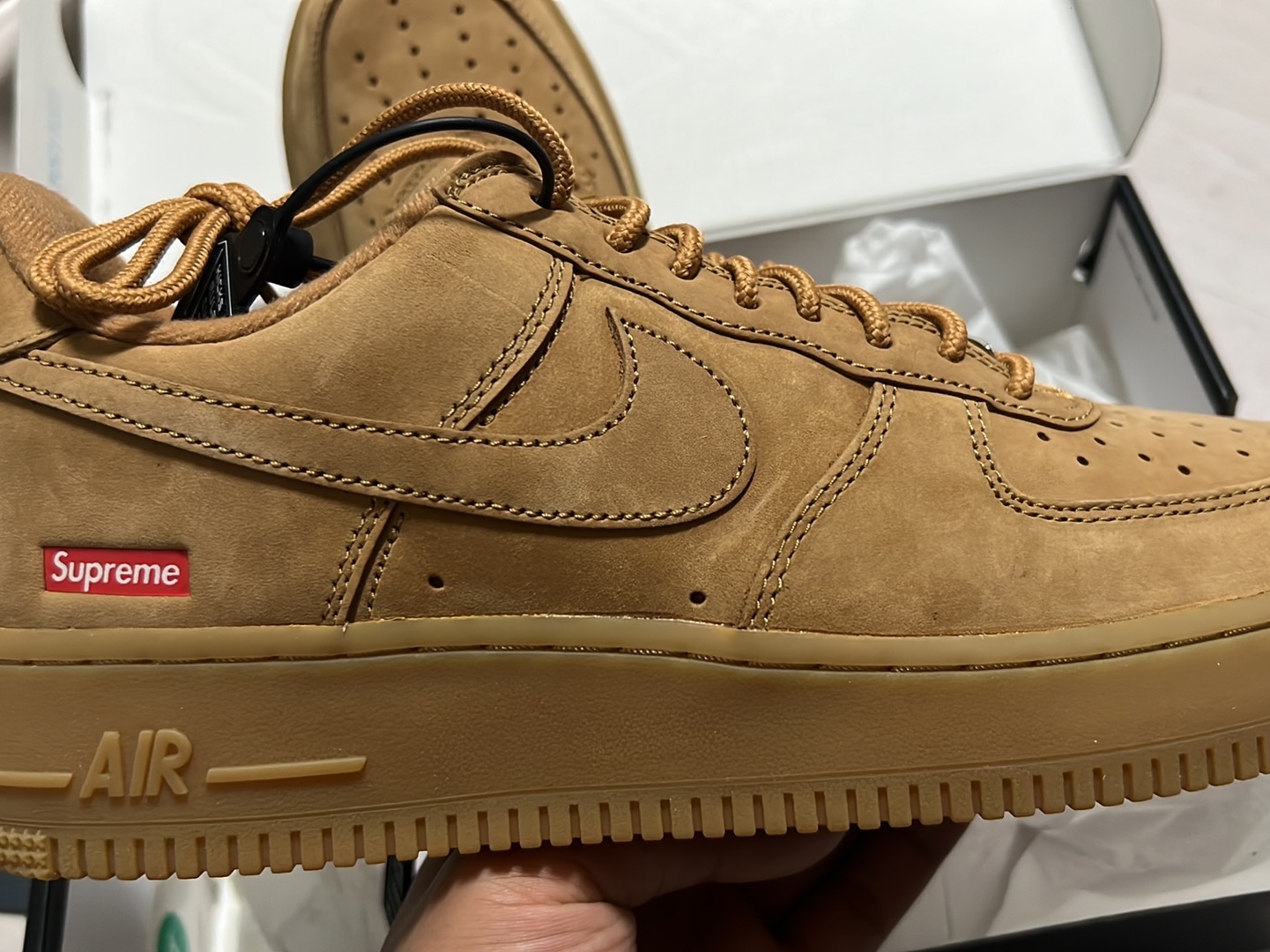 Nike x Supreme Air Force 1 Low Flax 착용 스타일