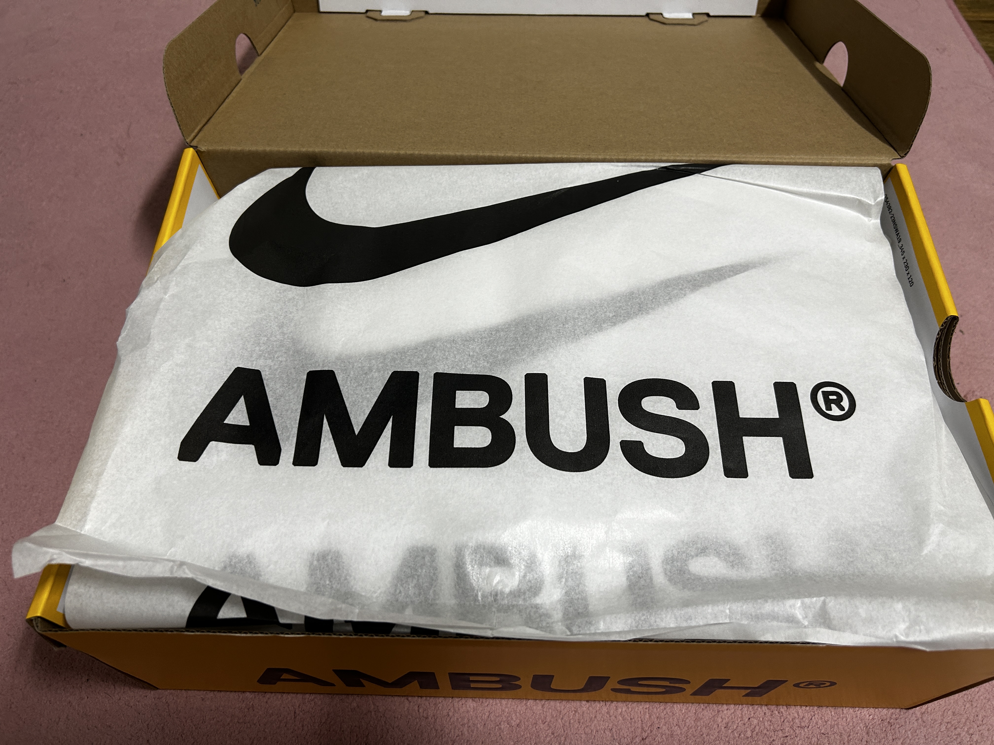Nike x Ambush Air More Uptempo Low Vivid Sulfur and Limestone 착용 스타일 - 1