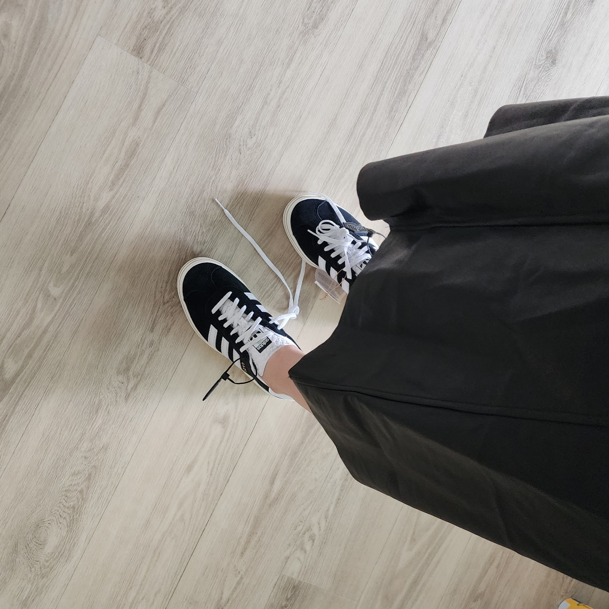 (W) Adidas Gazelle Bold Core Black Cloud White 착용 스타일
