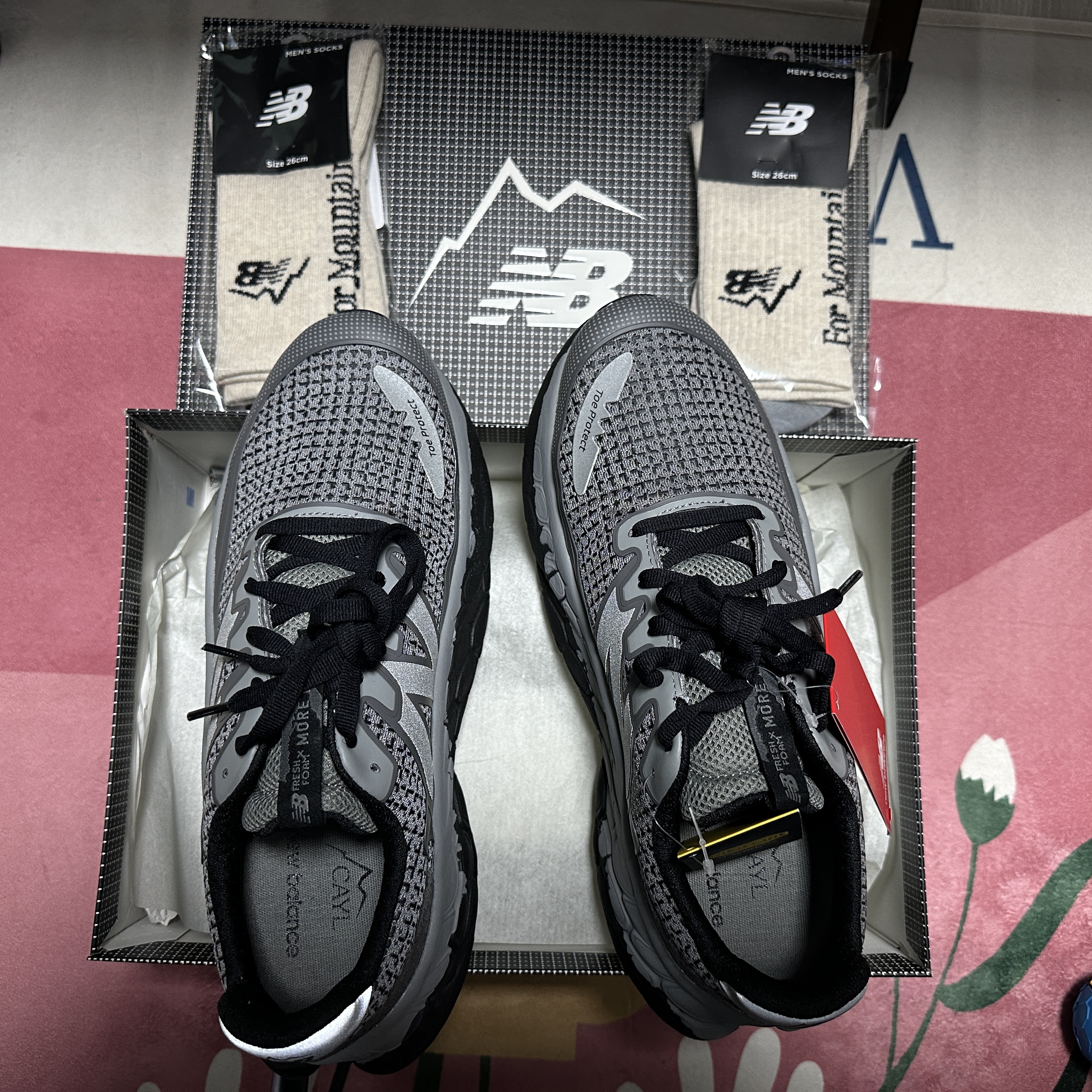 New Balance x Cayl Fresh Foam X More Trail v3 Shadow Grey, New Balance x Cayl Socks Beige 착용 스타일