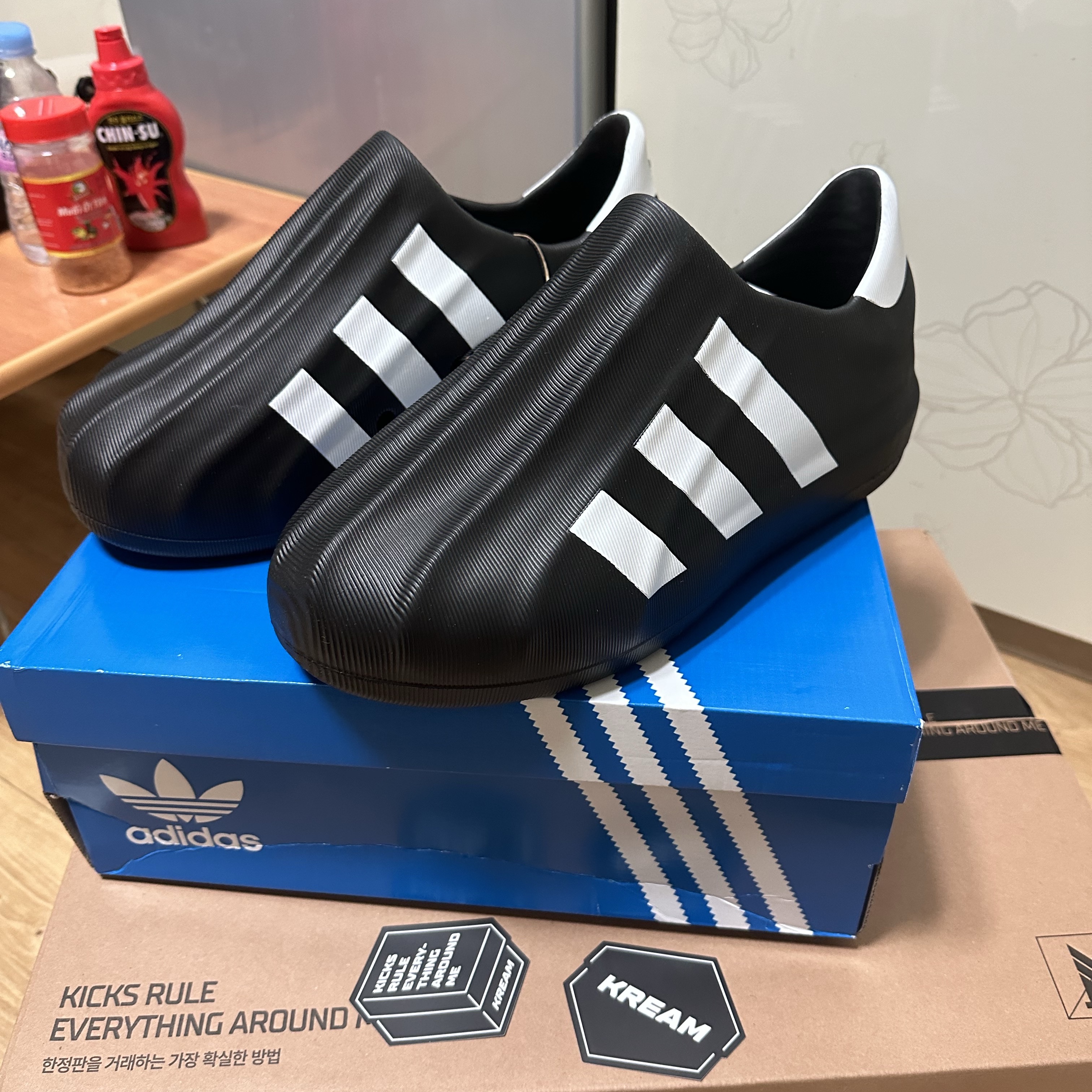 Adidas Adifom Superstar Core Black Cloud White 착용 스타일