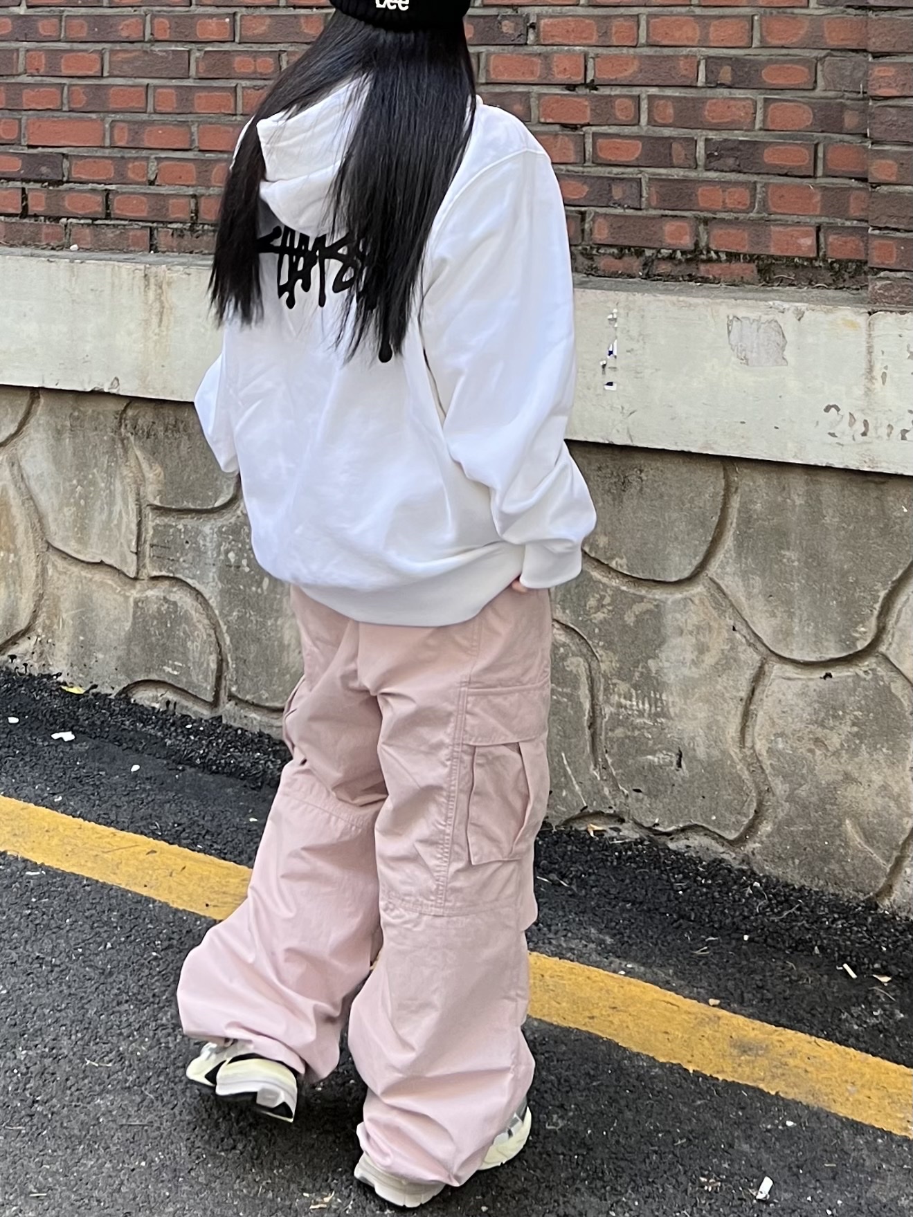 Nike V2K Run Summit White Metallic Silver, Stussy Basic Stussy Zip Hoodie White 2022 착용 스타일 - 3