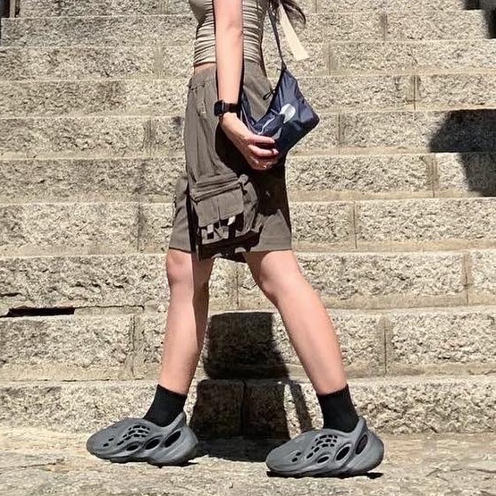 Adidas Yeezy Foam RNNR Onyx, Nike ACG Cargo Shorts Ironstone - US/EU 착용 스타일 - 1