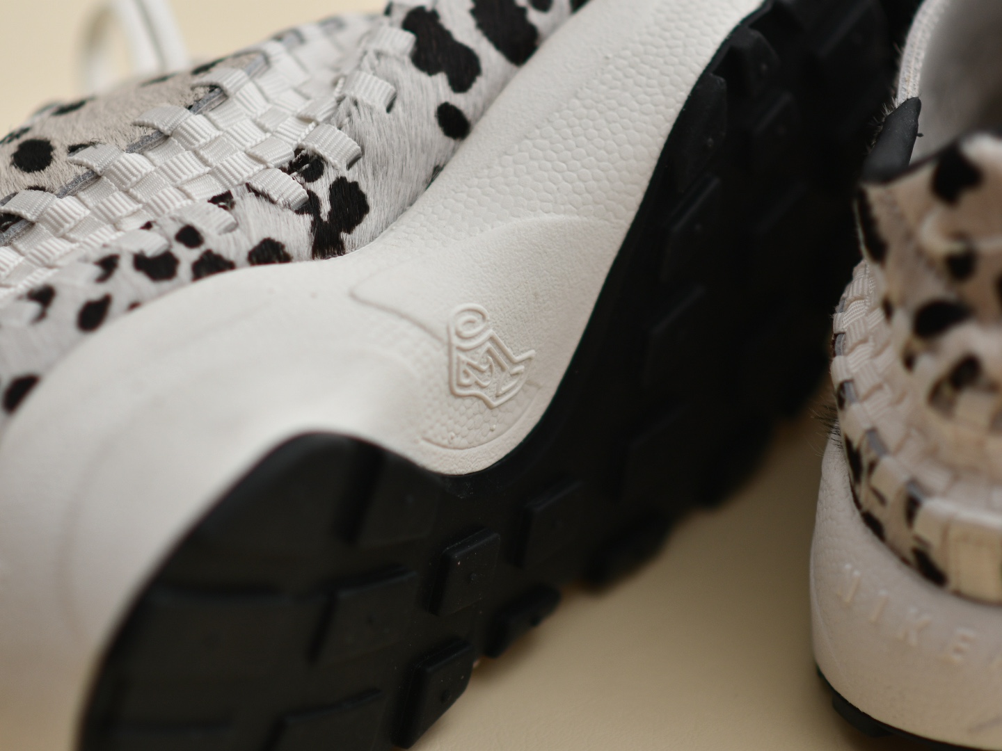 (W) Nike Air Footscape Woven Sail and Black 착용 스타일 - 2