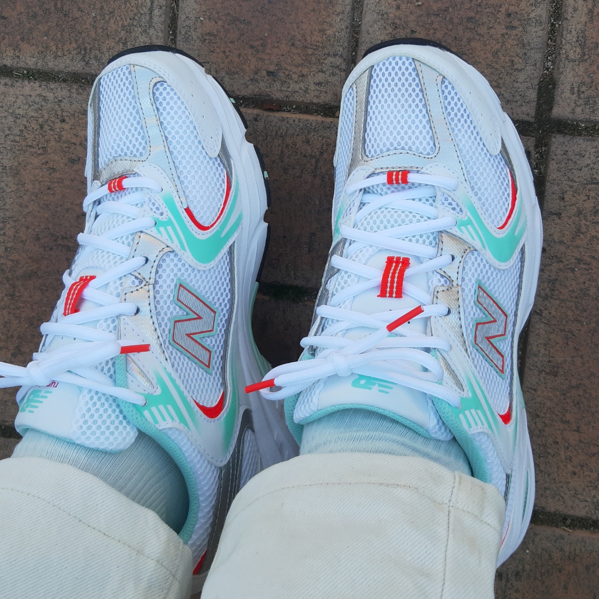New Balance 530 White Turquoise 착용 스타일