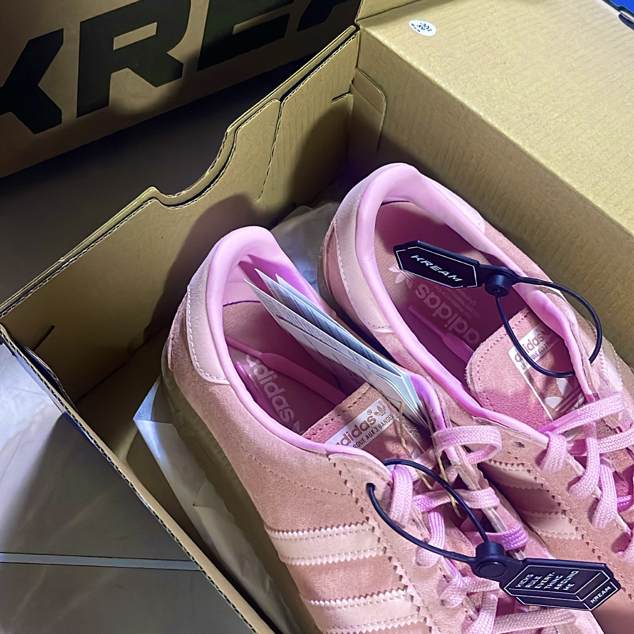 Adidas Bermuda Glow Pink 착용 스타일