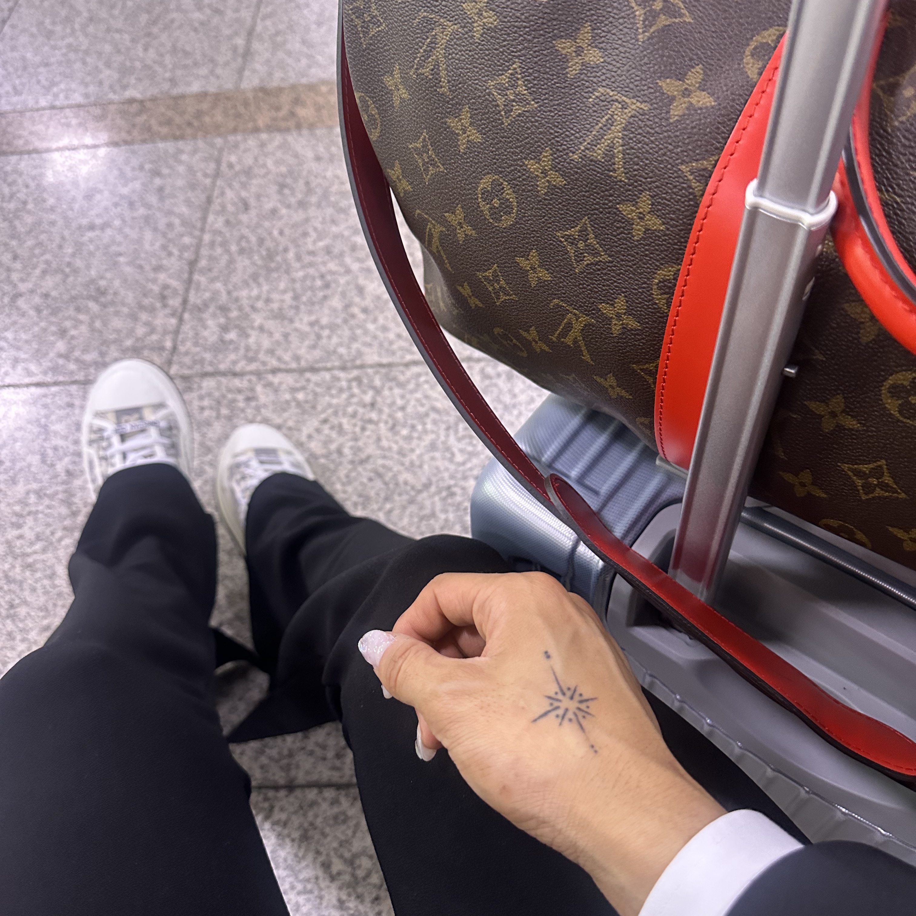 (W) Dior Walk'N'Dior Platform Sneakers Gray Stone Dior Oblique, Louis Vuitton Keepall Bandoulier 55 Monogram Macassar Saffron Orange 착용 스타일