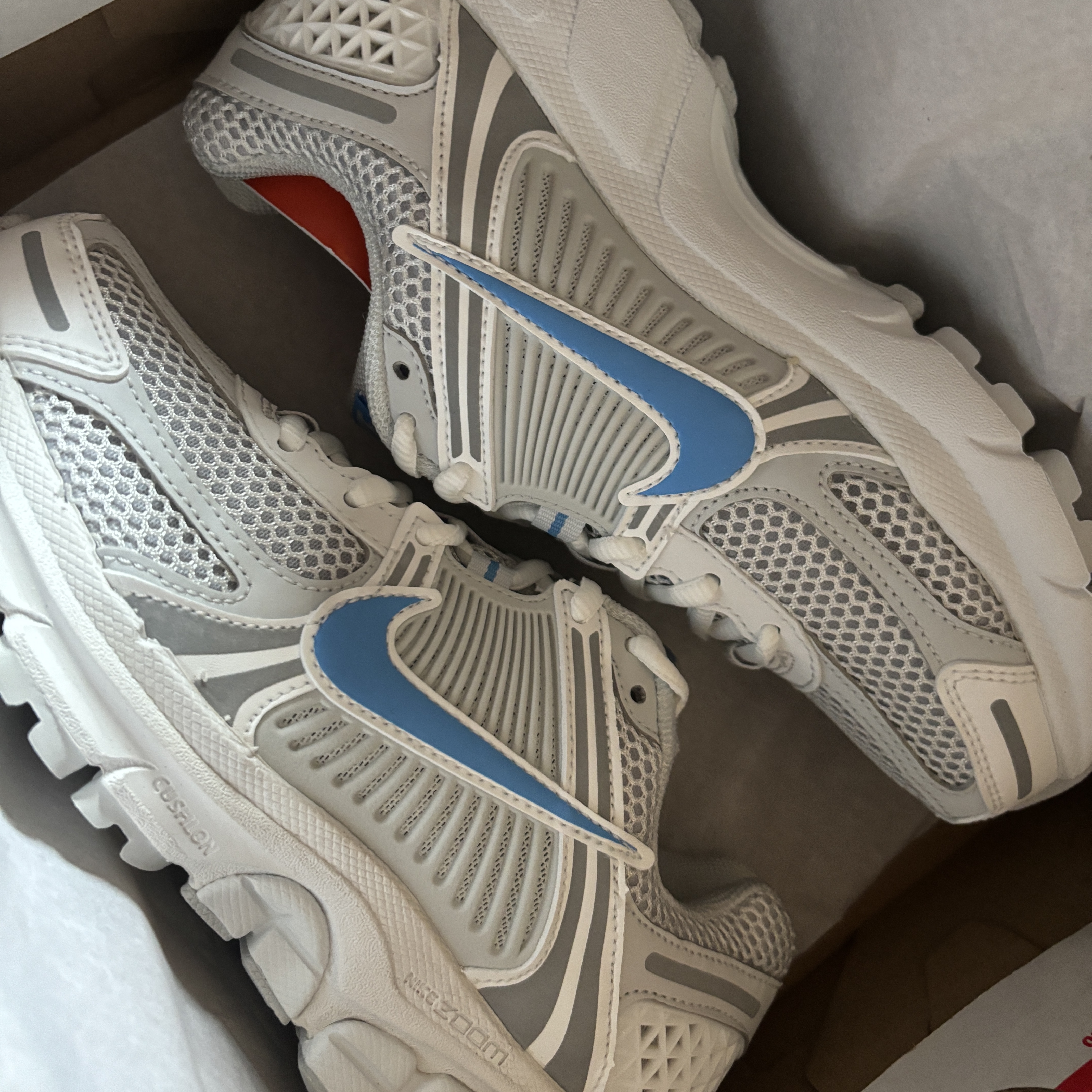 Nike Zoom Vomero 5 Photon Dust and University Blue 착용 스타일